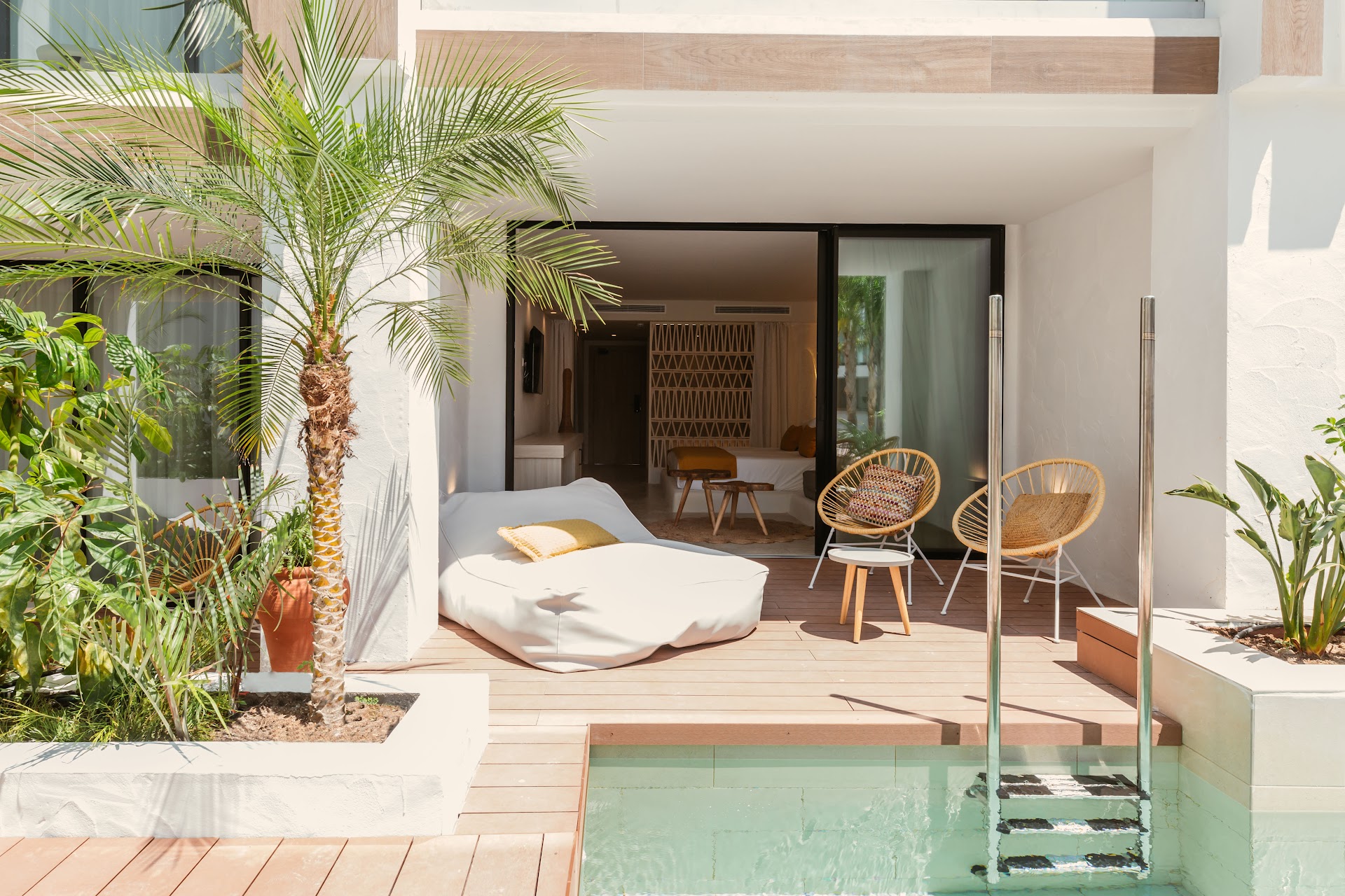 Beach Club & Bali Beds in Cala Llonga photo 5