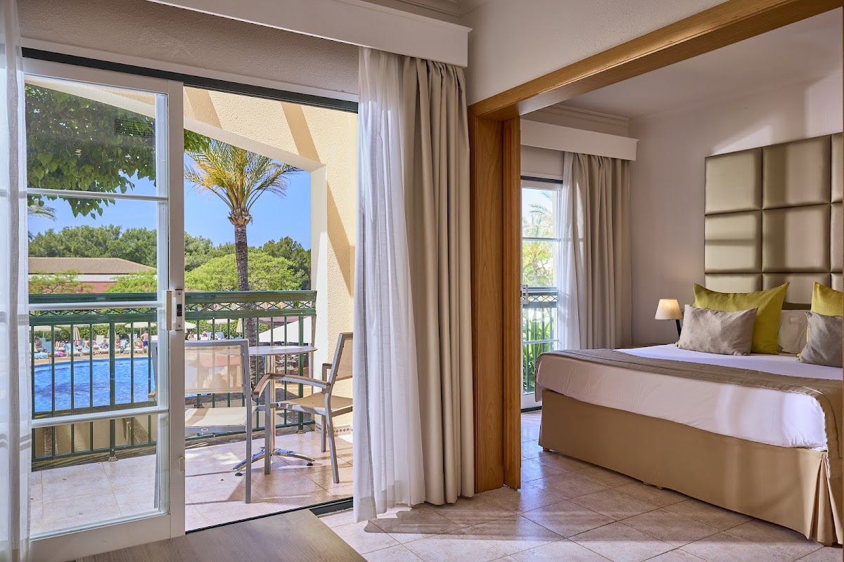 Beach Club & Bali Beds in Cala Blanca photo 4