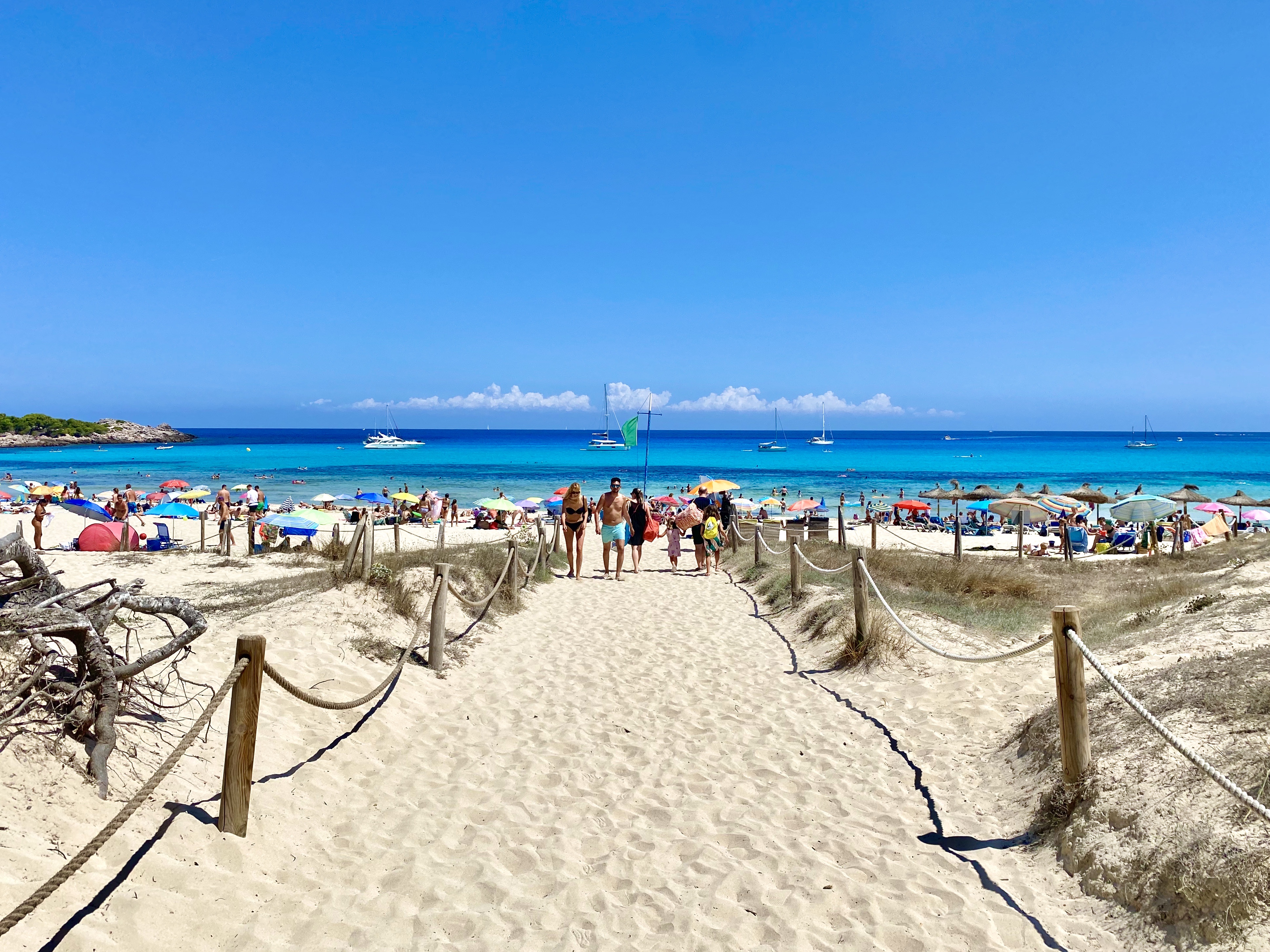 Beach Club & Bali Beds in Cala Agulla