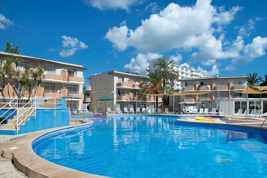 Beach Club & Bali Beds in Sa Coma