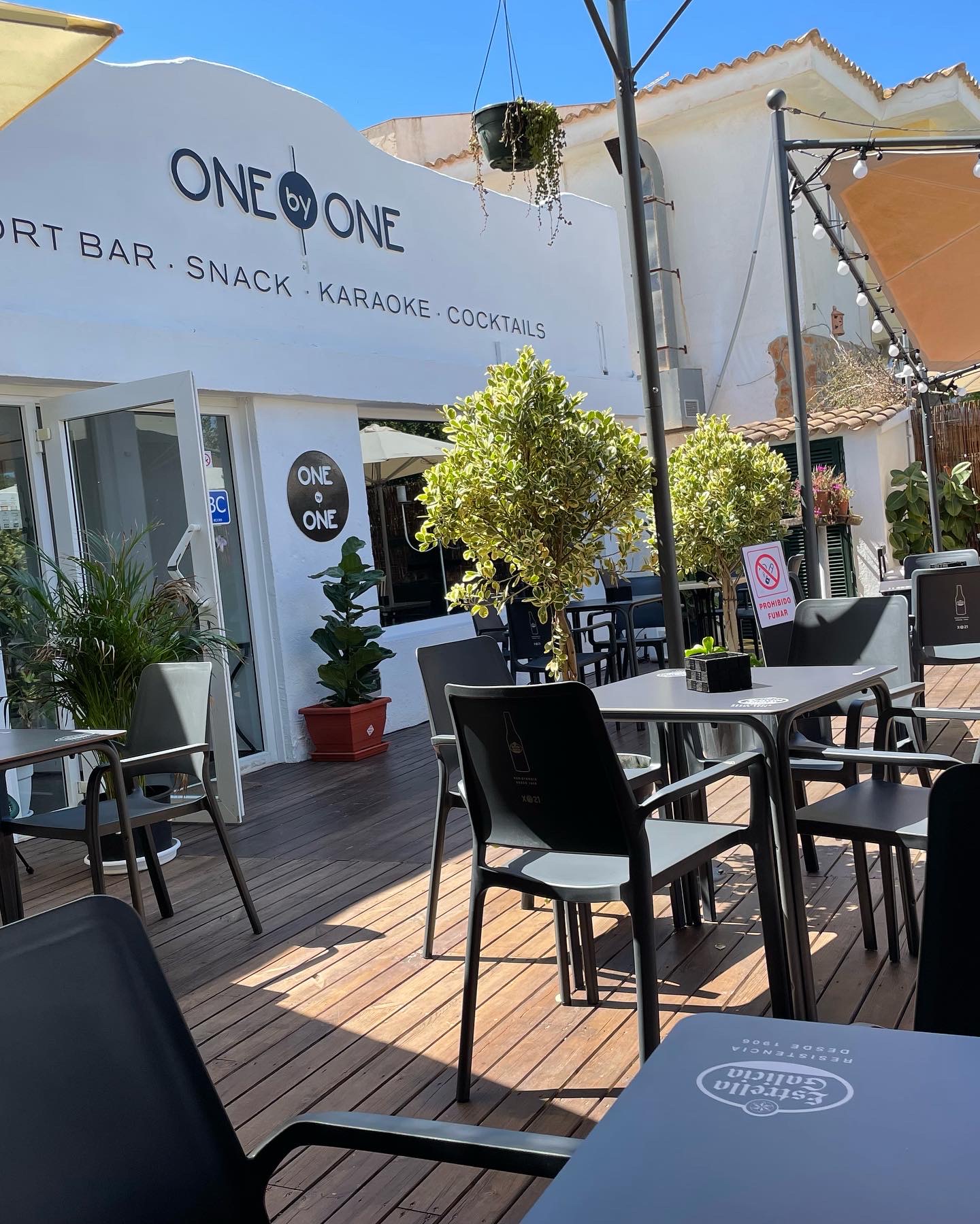 One by One Food y Drinks. Cocktails, Music, 60/70/90/90, Tv Sports