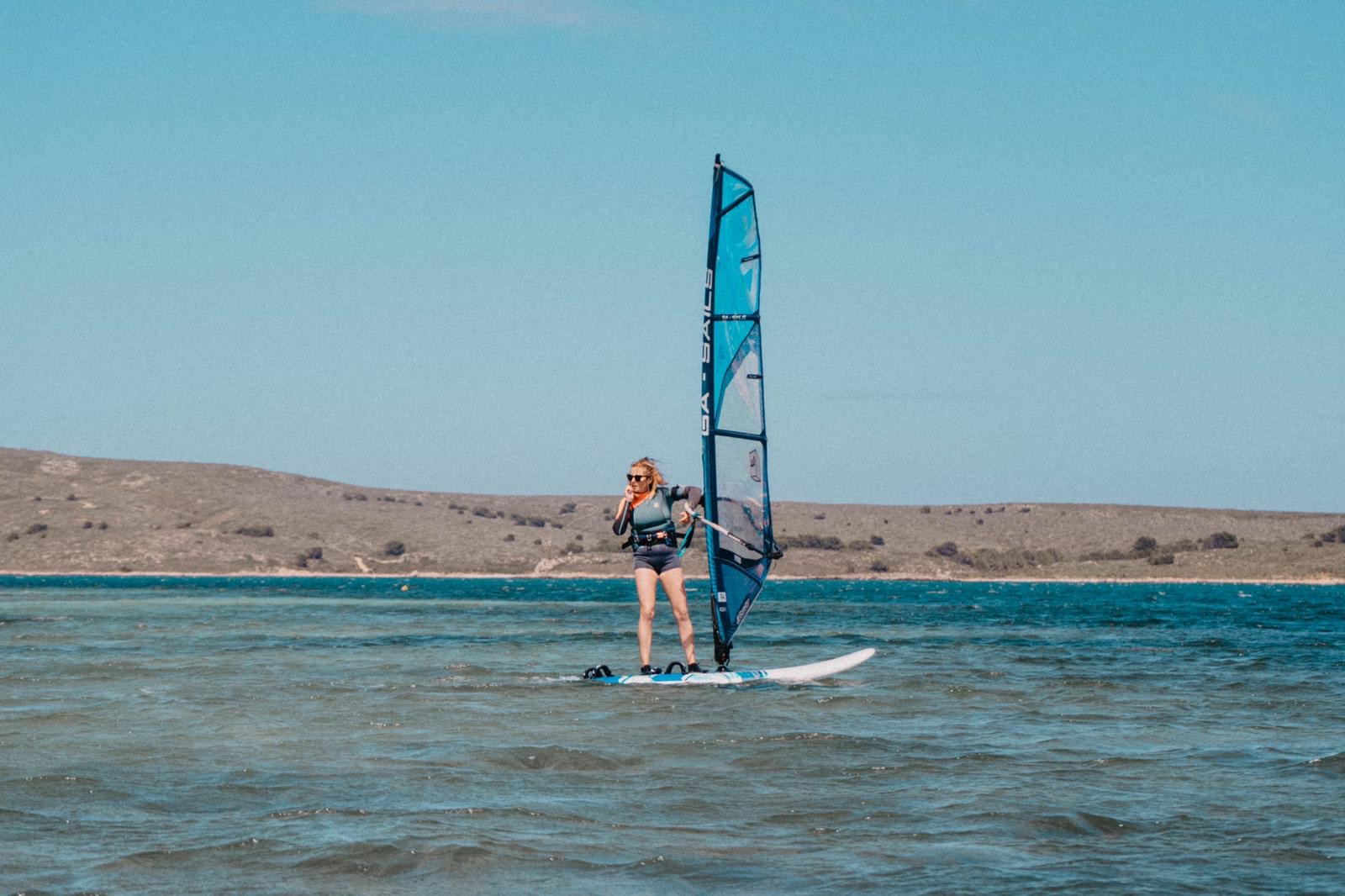 Wind Fornells | Windsurf, Vela, Wing Foil, Paddle Surf y Kayak en Menorca