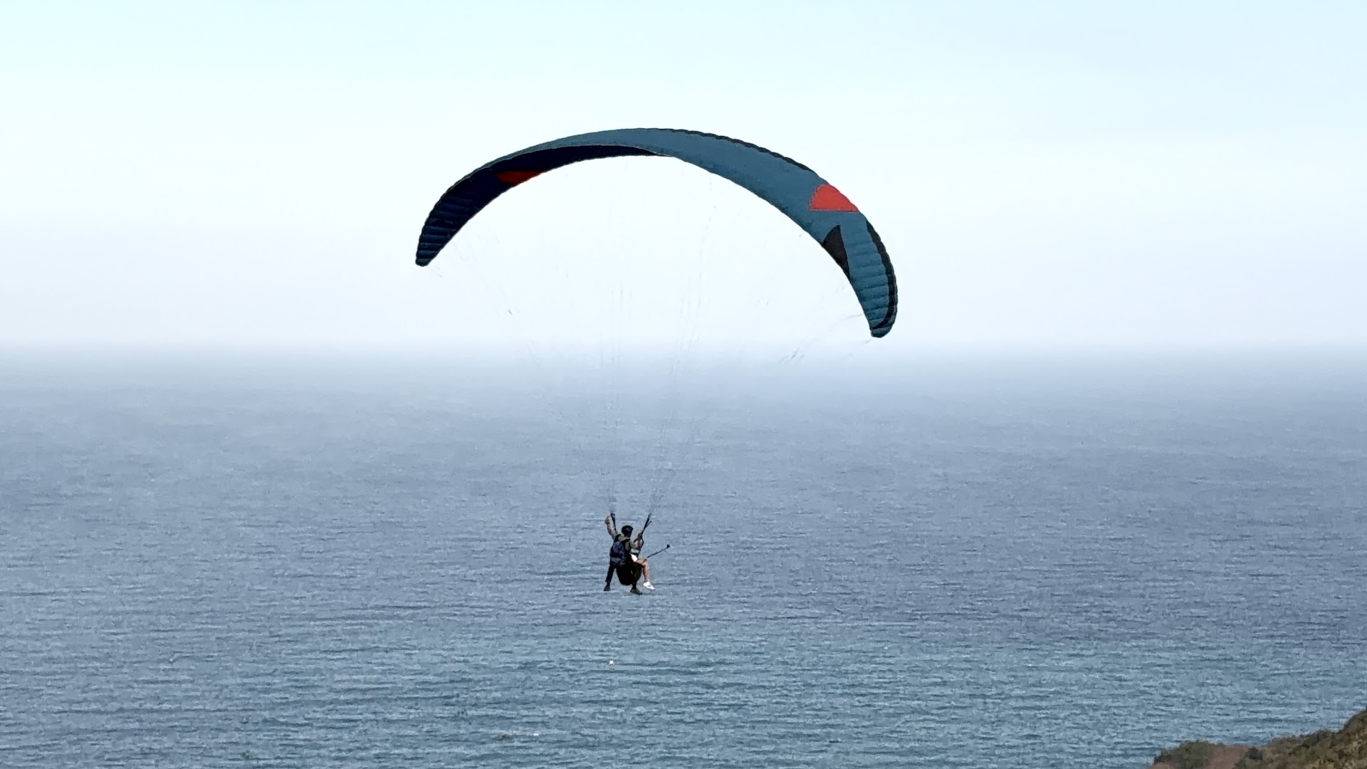 Paragliding in gili meno photo 2