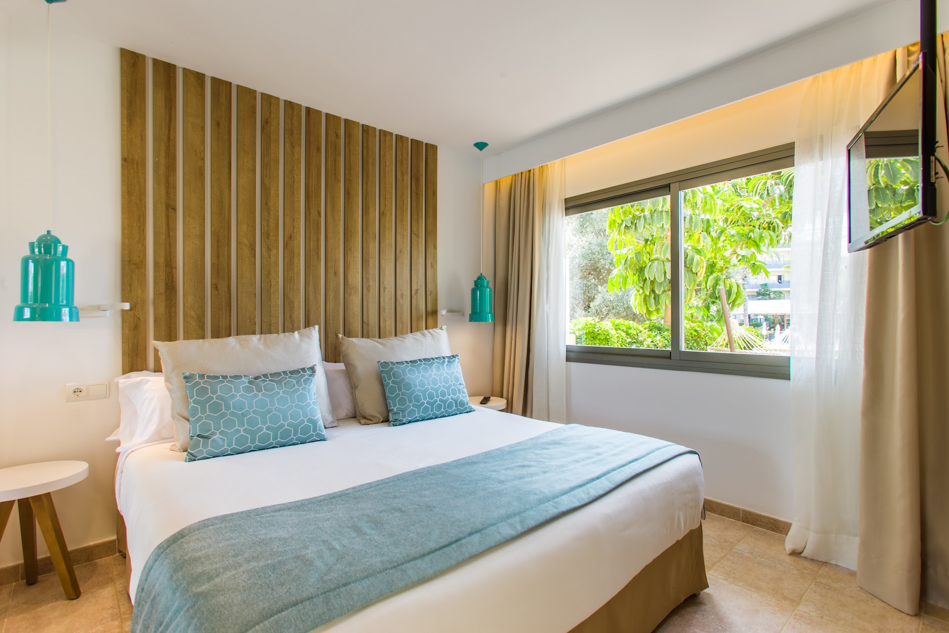 Beach Club & Bali Beds in Portals Nous photo 4