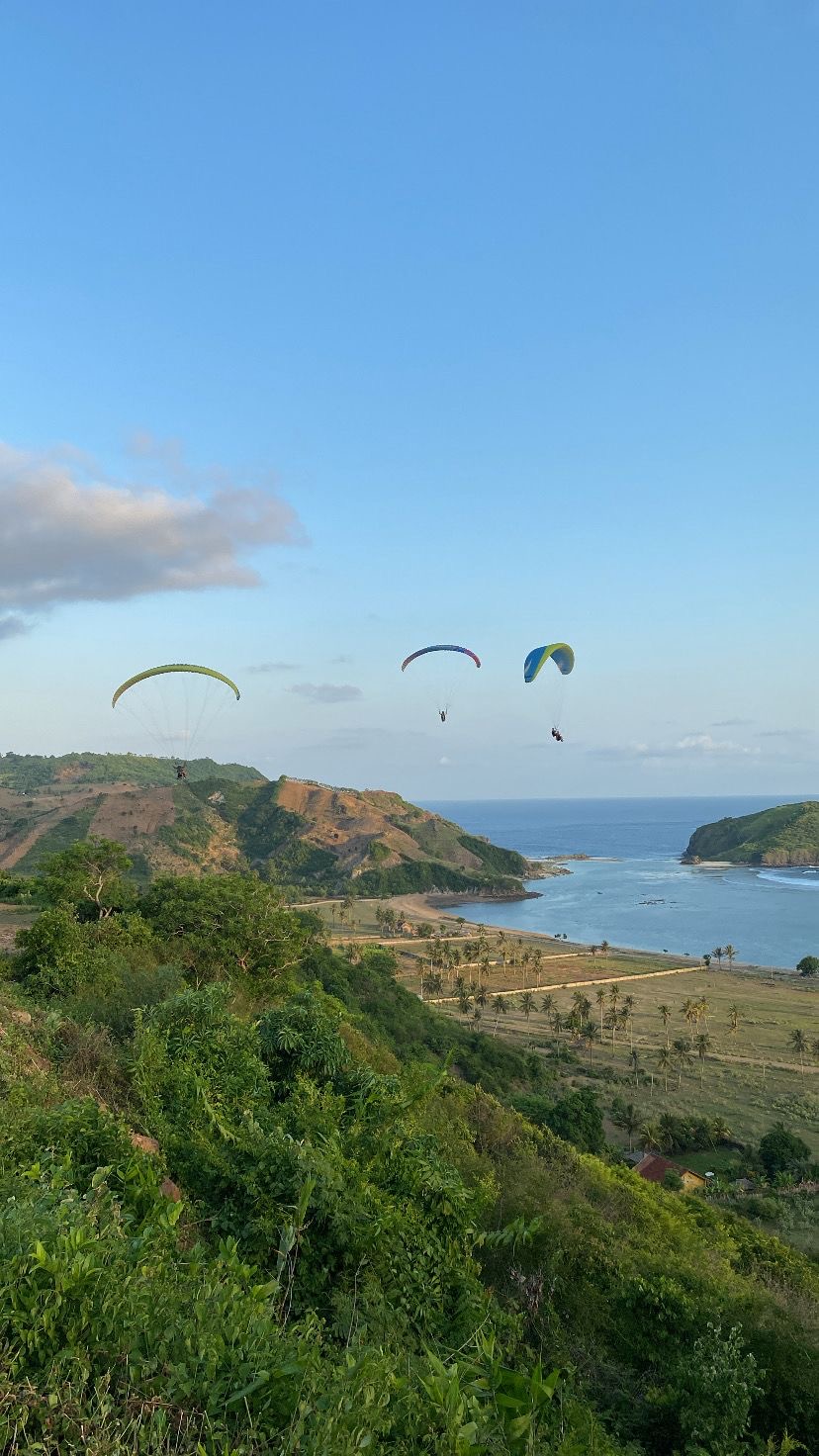 Paragliding in gili air photo 2