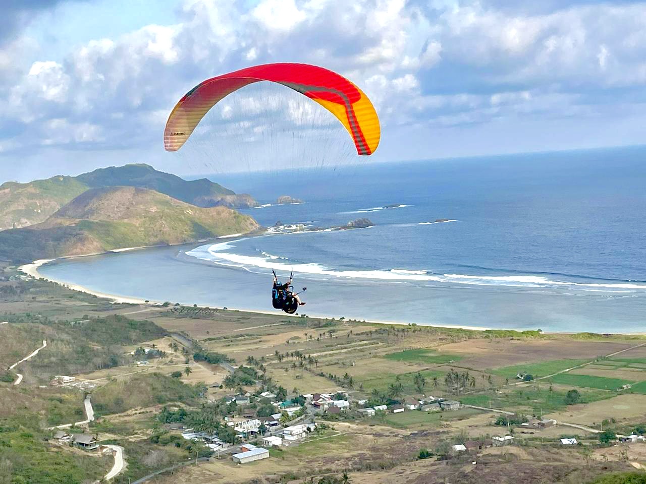 Paragliding in gili air photo 5