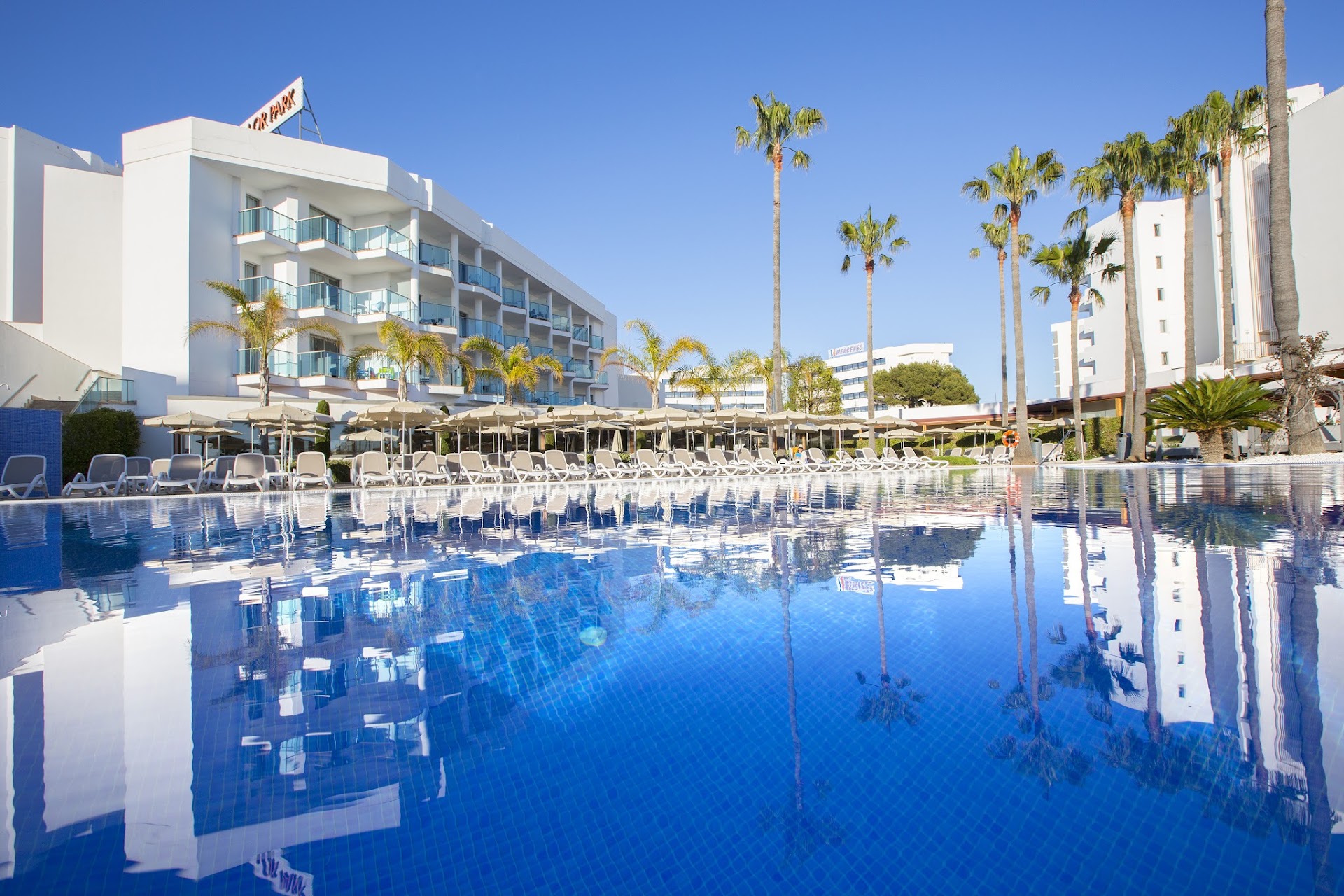 Beach Club & Bali Beds in Cala Millor photo 4