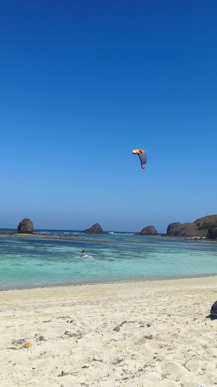 Kitesurfing in gili air photo 3