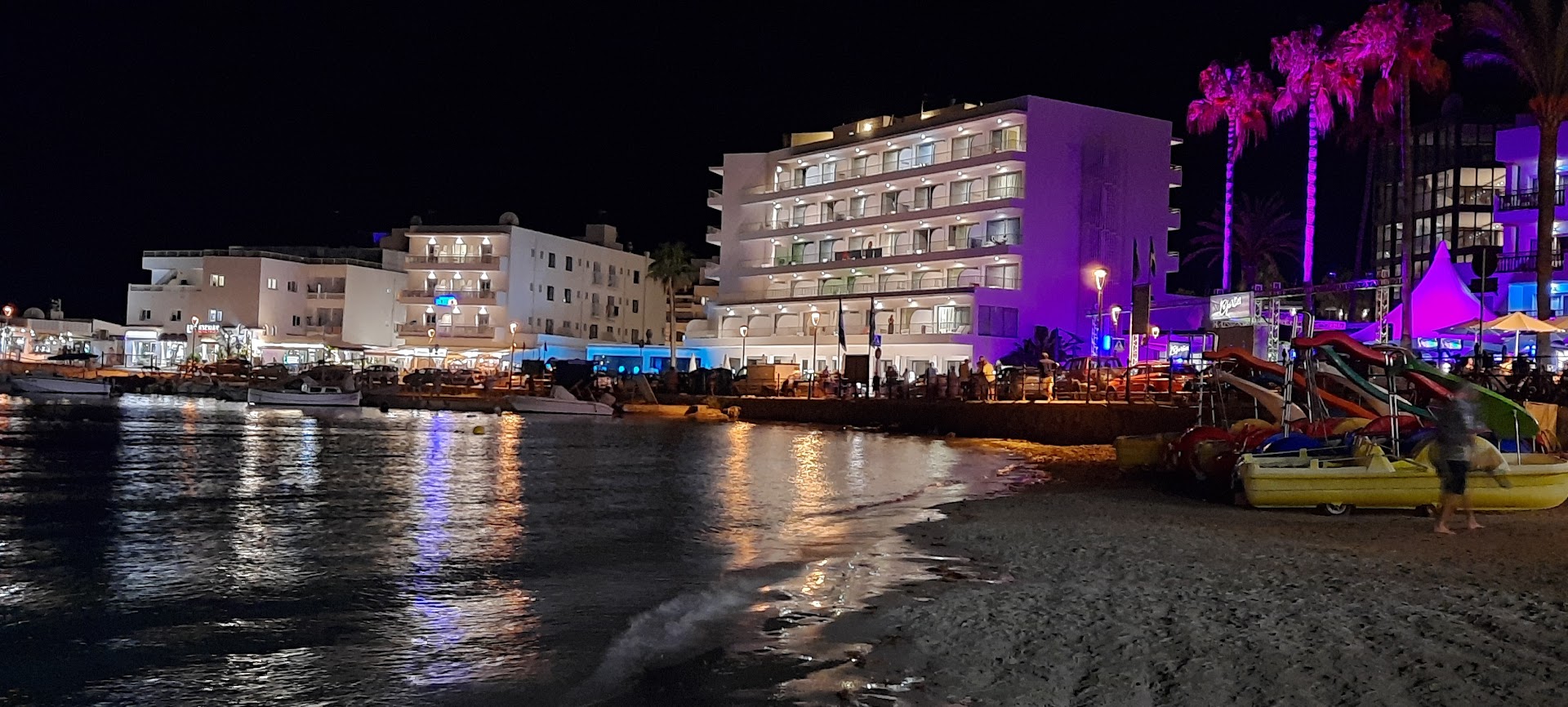 Beach Club & Bali Beds in Es Canar photo 1
