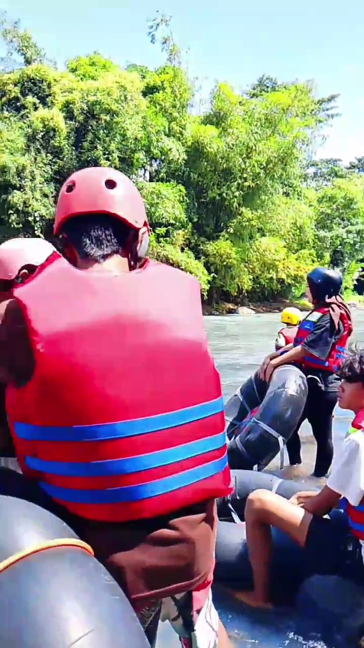 Tubing in gili meno photo 3