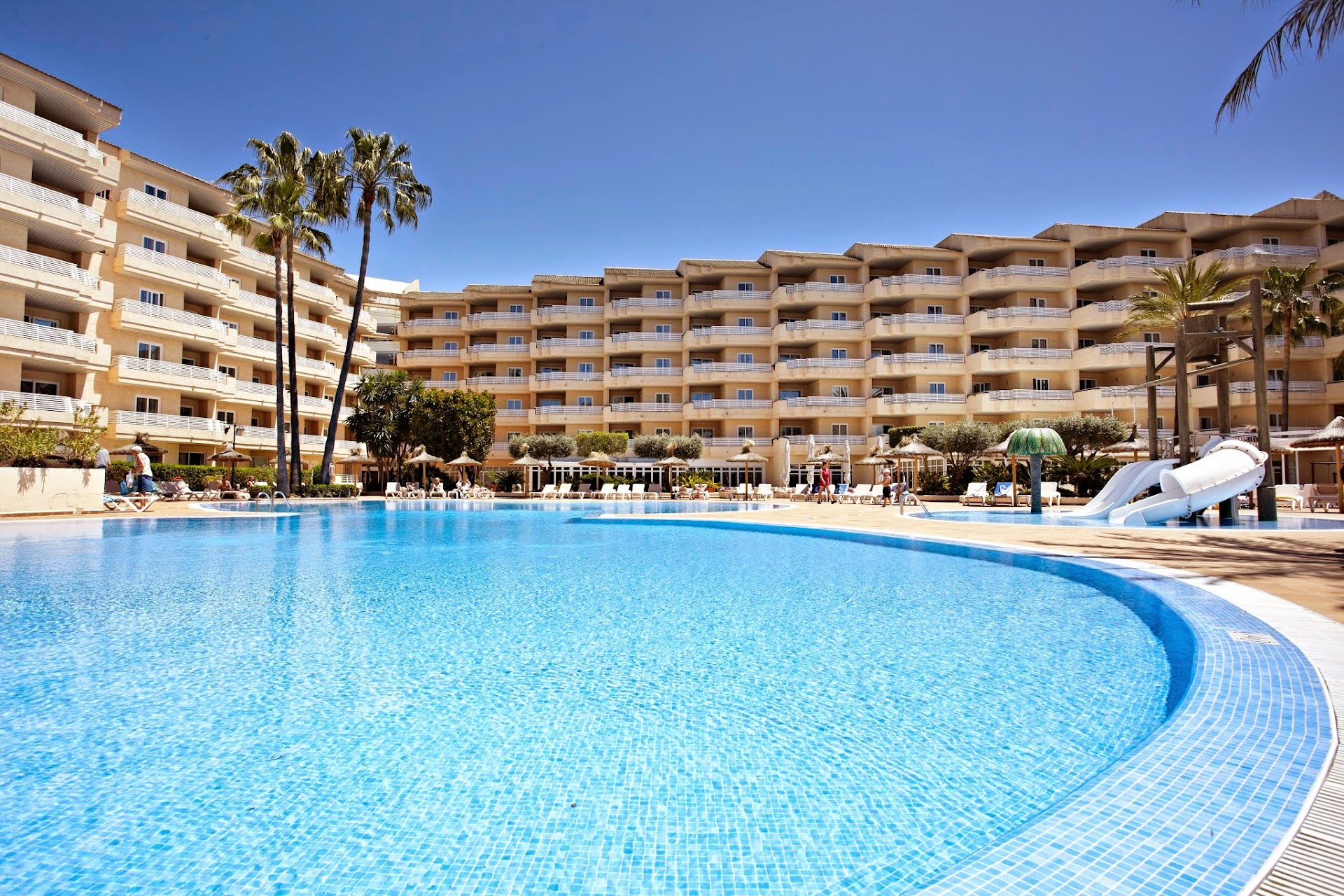 Beach Club & Bali Beds in Puerto de Alcúdia photo 4