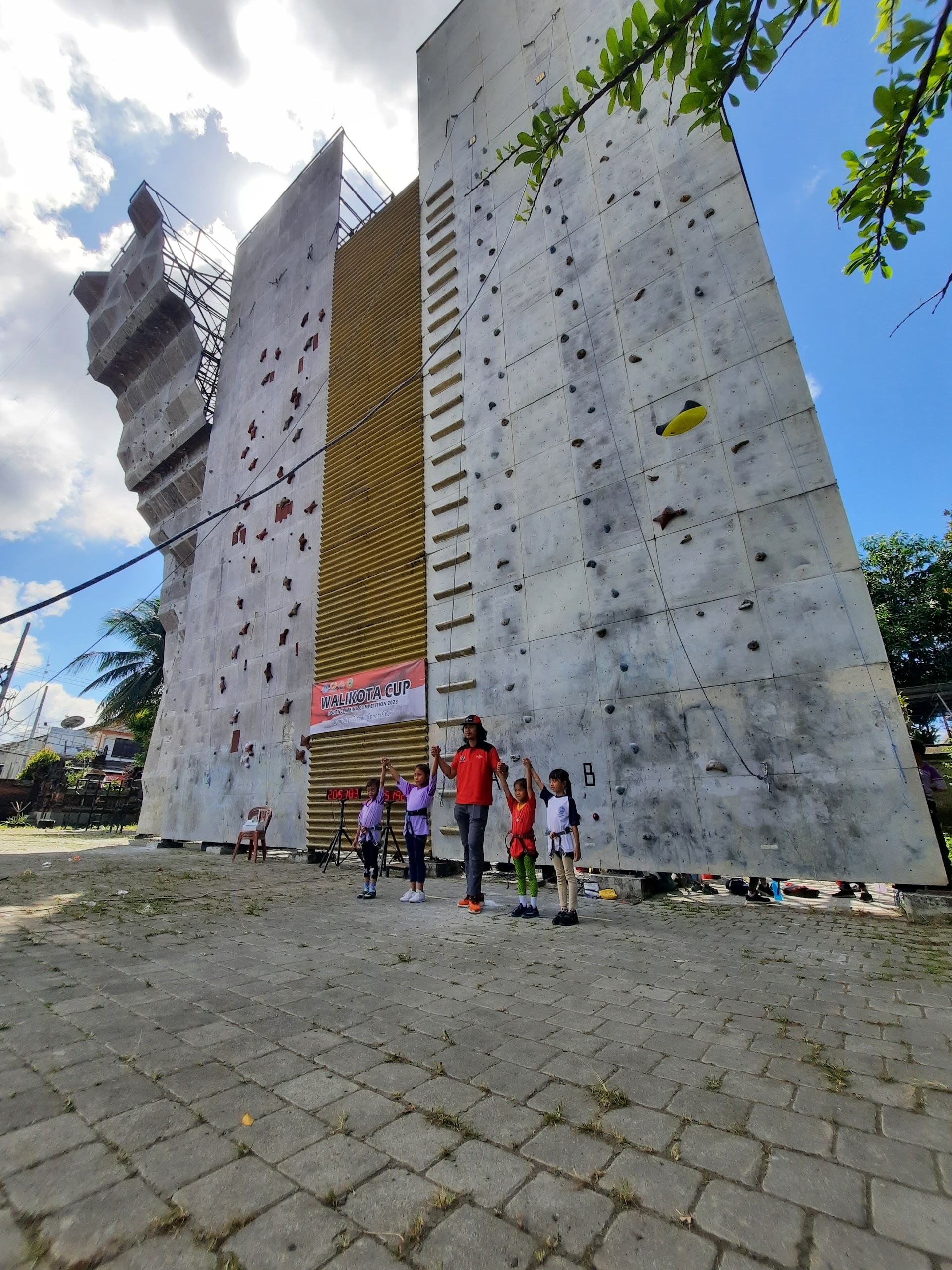 Tembok Panjat Tebing Outdoor