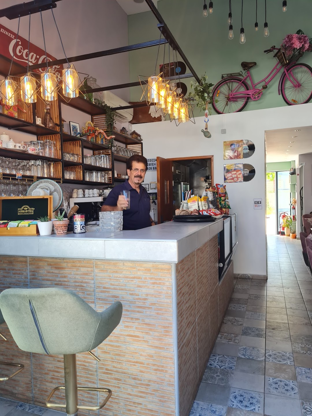 Roundavel snack bar