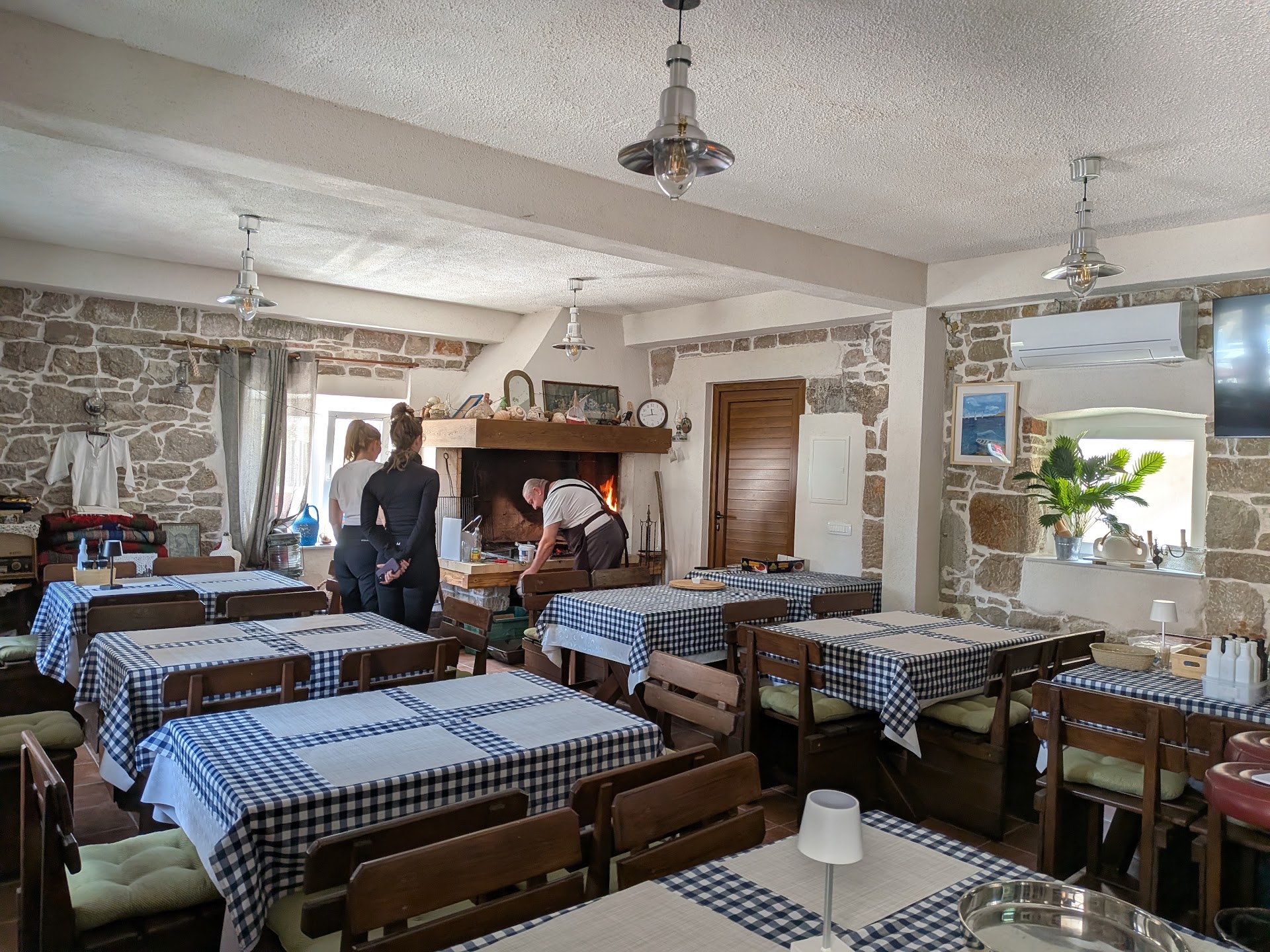Restaurants & Dining in Murter Town