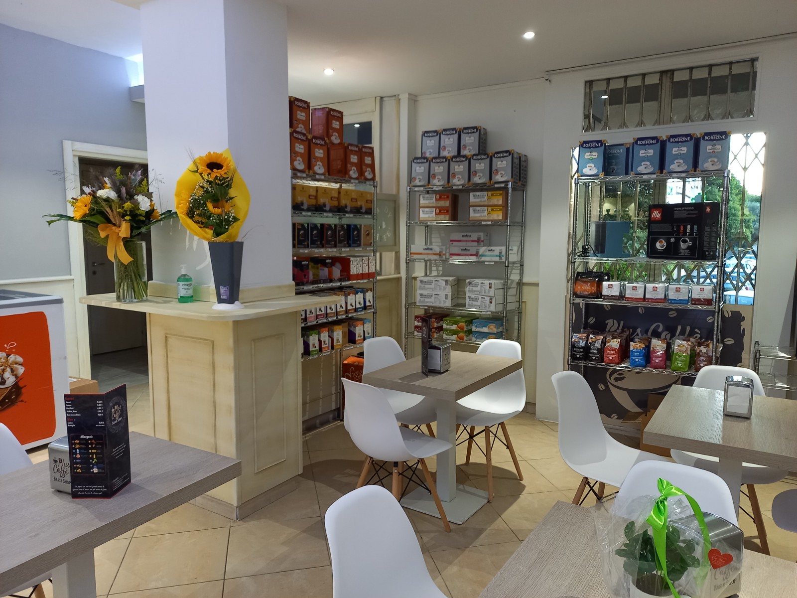 Plus Caffe Bar & Shop
