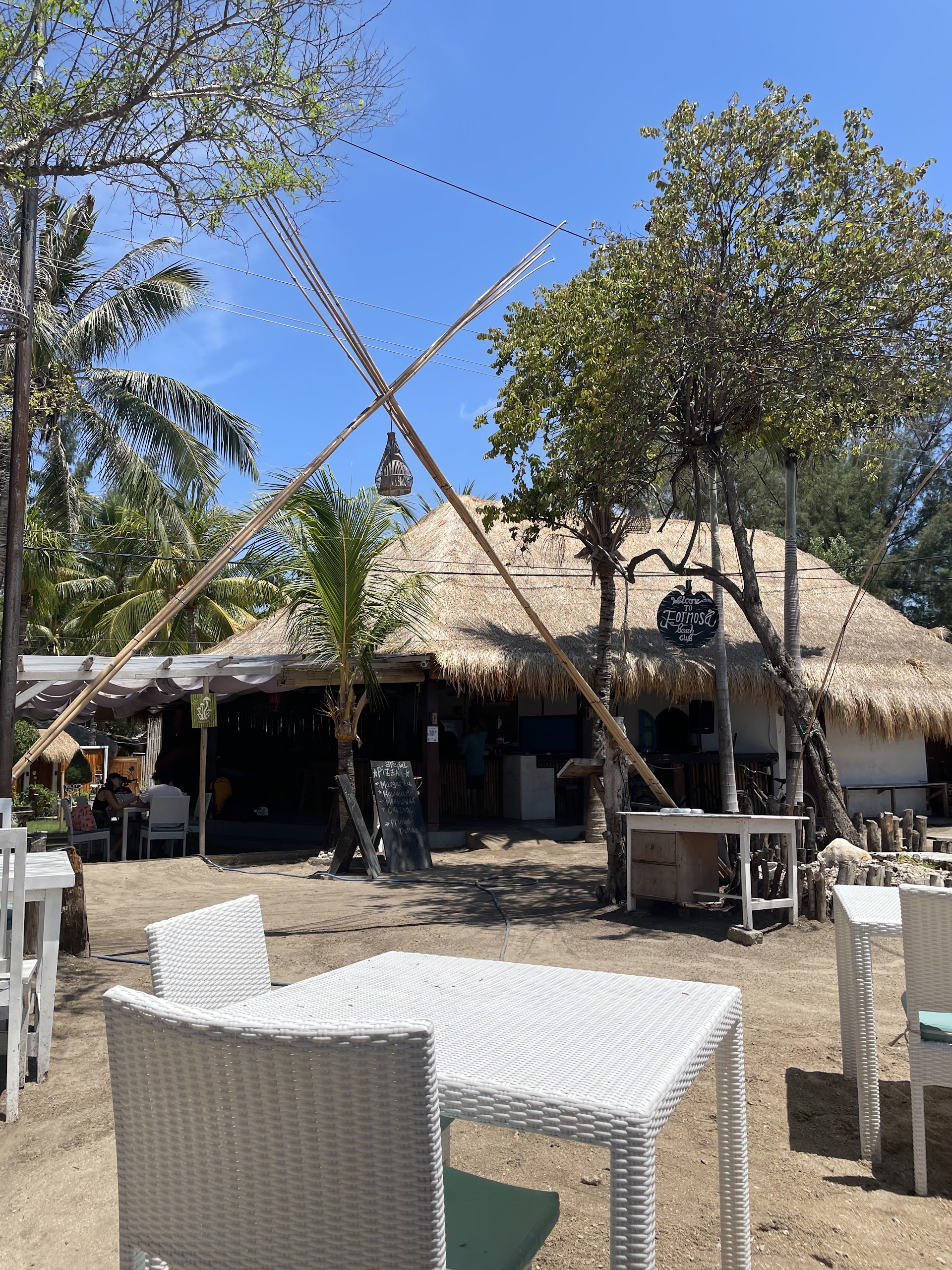 Beach Club & Bali Beds in gili meno