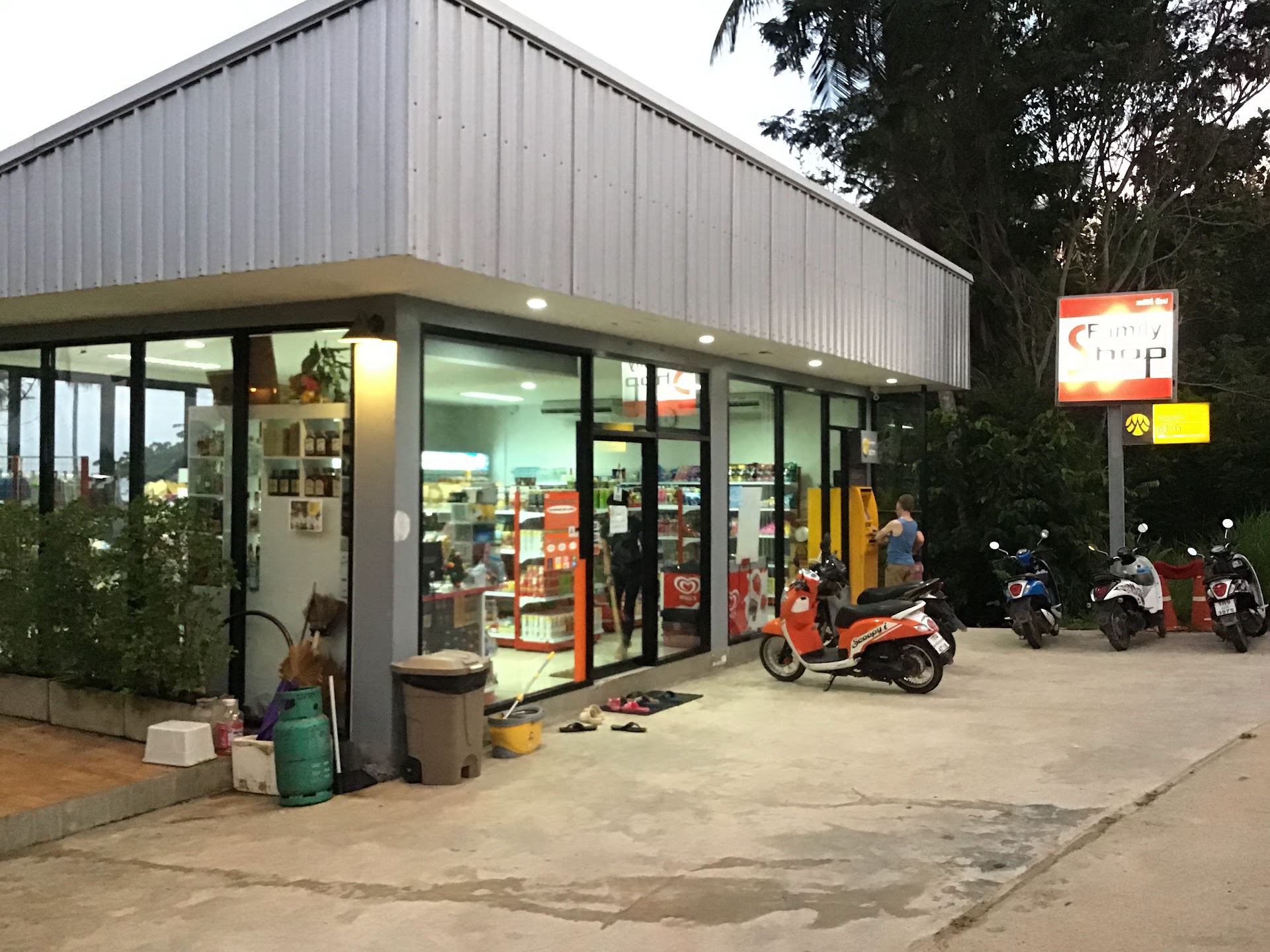 Supermarkets & Groceries in Koh Yao Yai Village