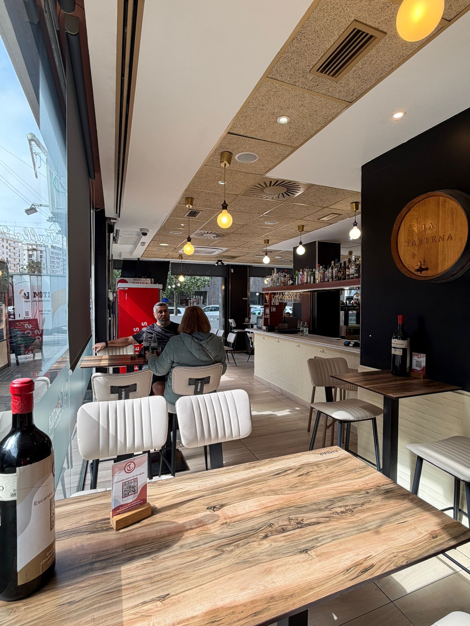 La Taberna, vinos y tapas.