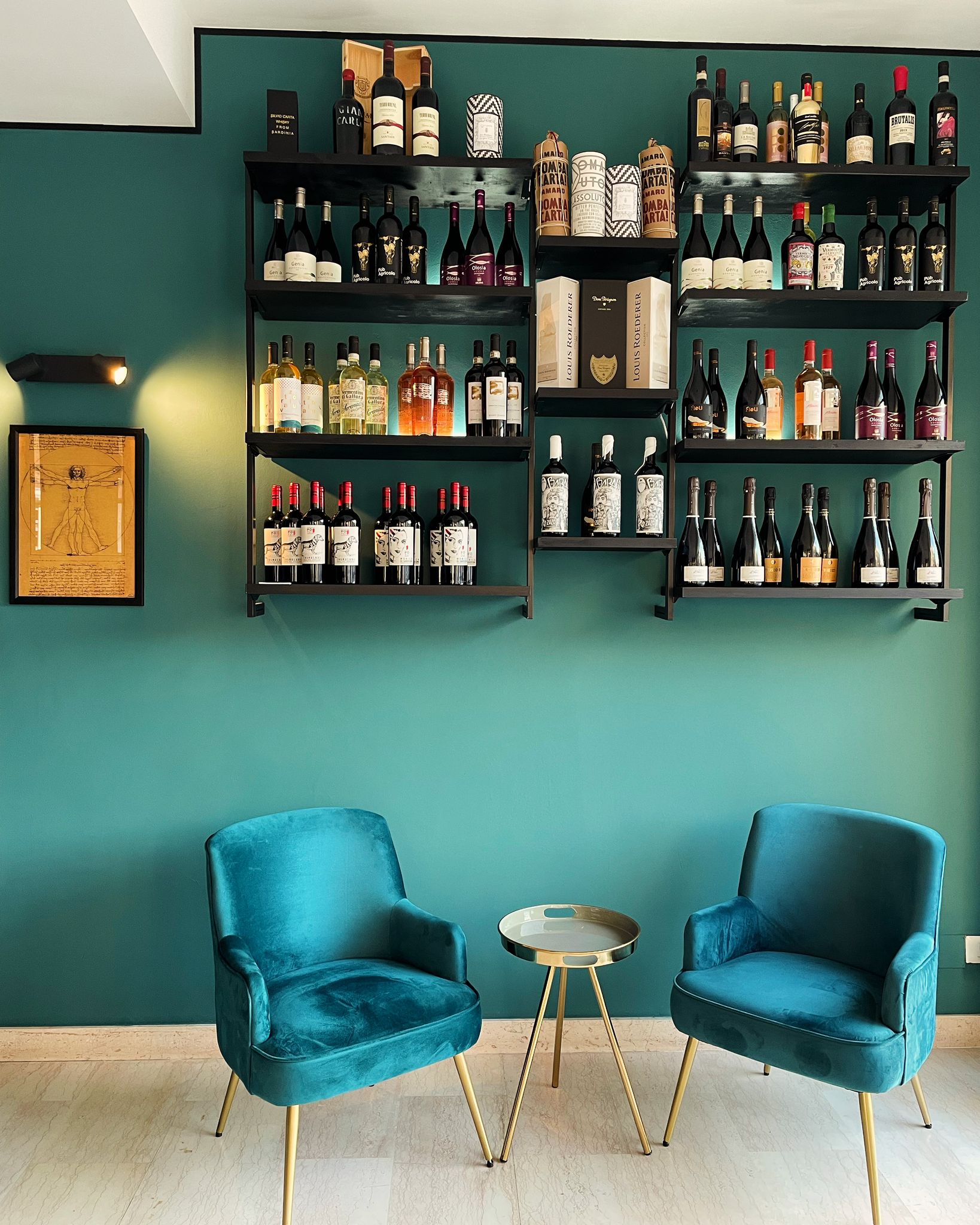 THE HINNOMINATE LOUNGE BAR
