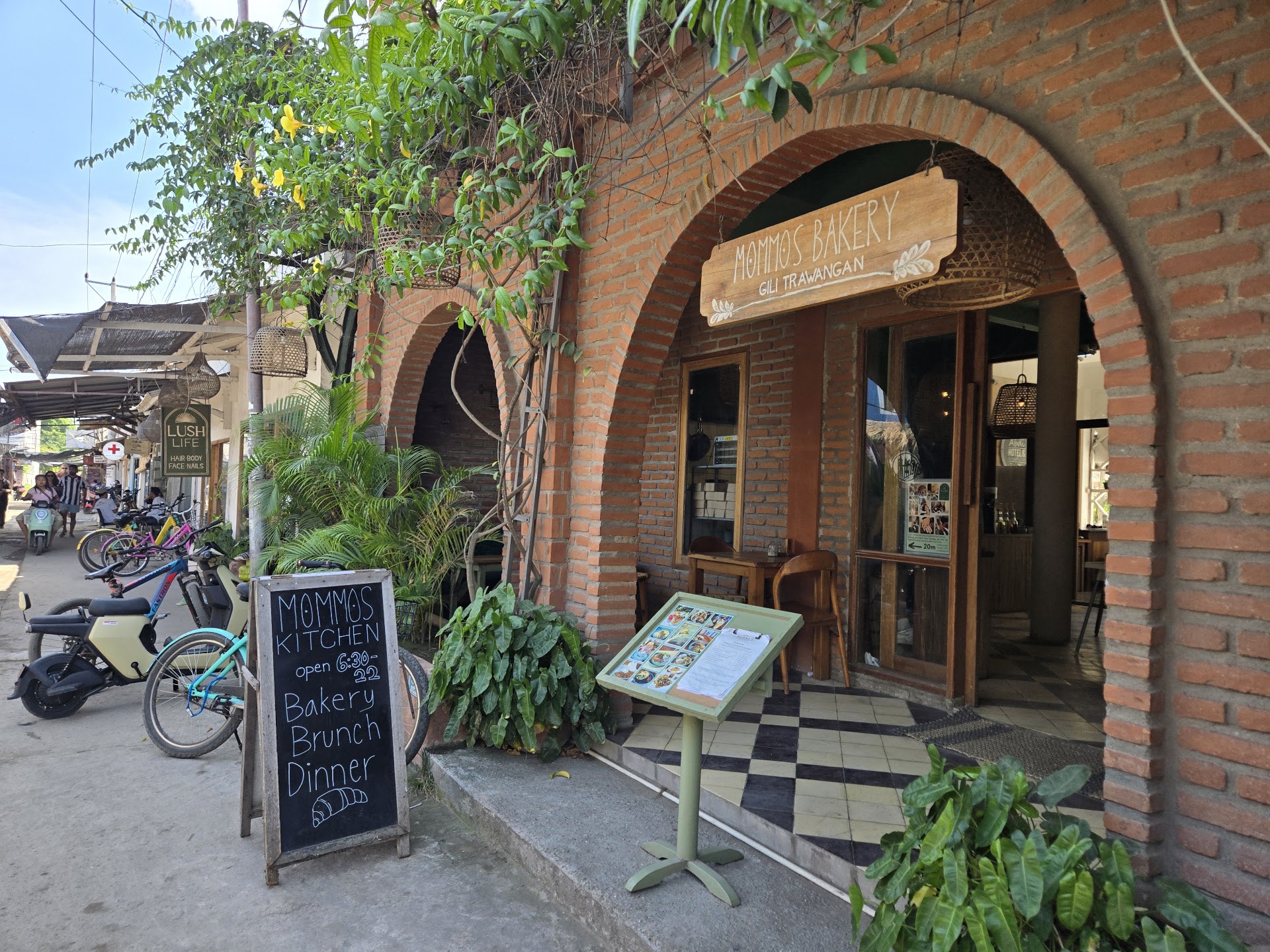 Mommos Kitchen and Bakery Trawangan