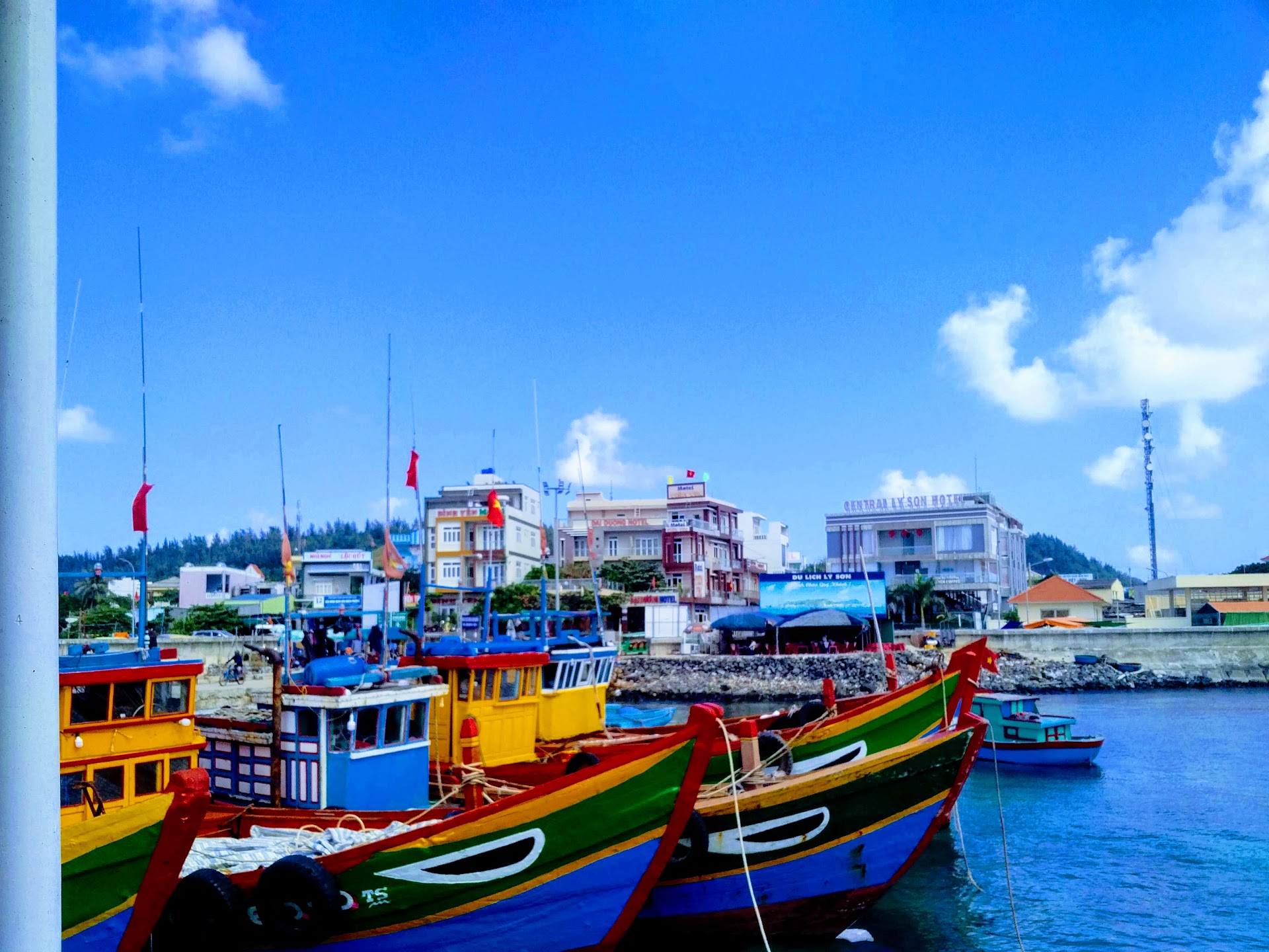 Yacht Charter in Dong Island