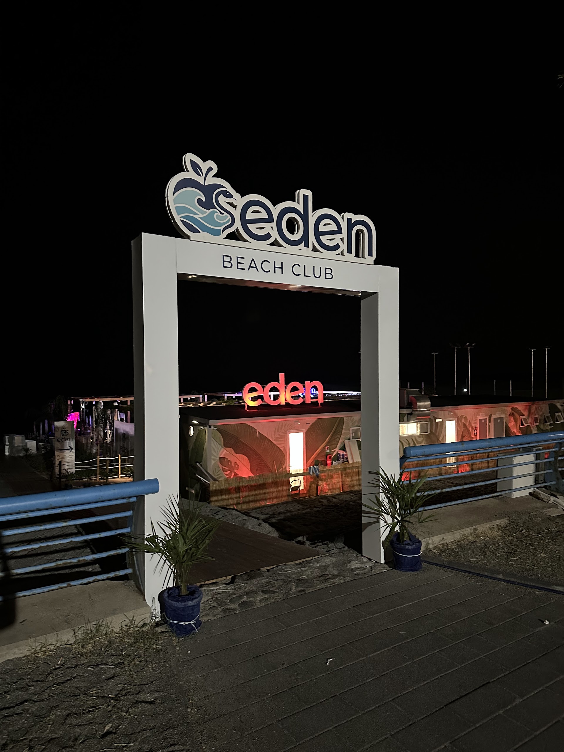 Beach Club & Bali Beds in Etna