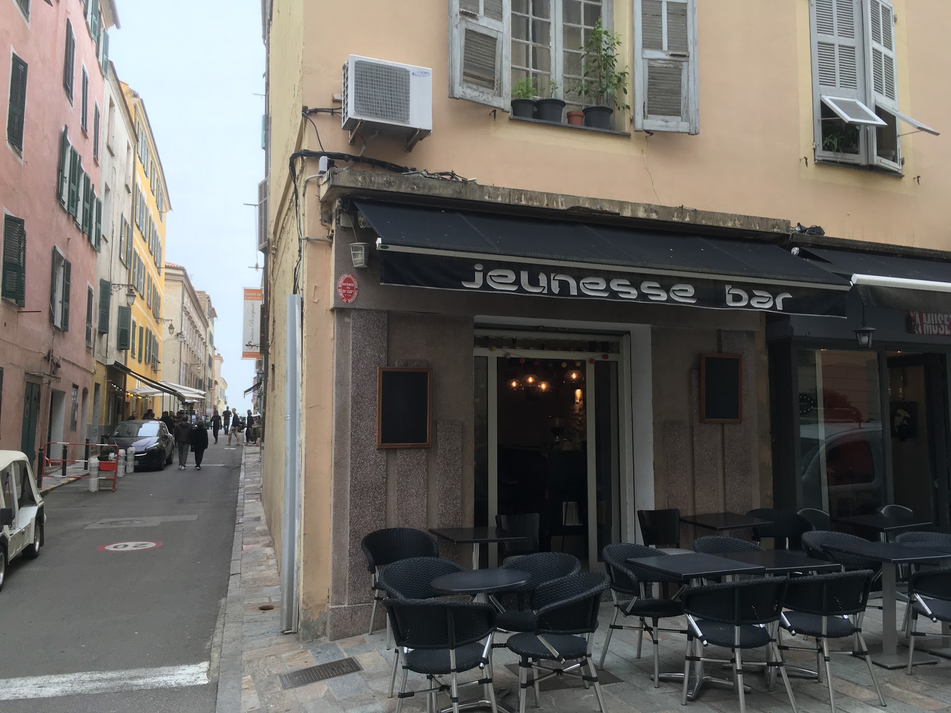 Jeunesse Bar