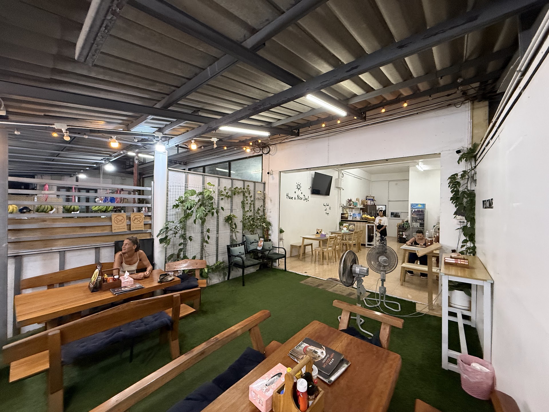 Happy Dog Café