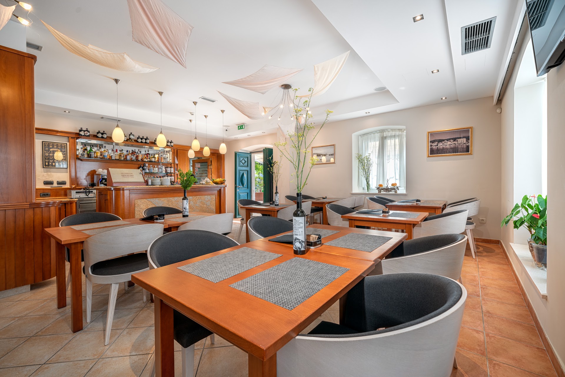 Restaurants & Dining in Tisno