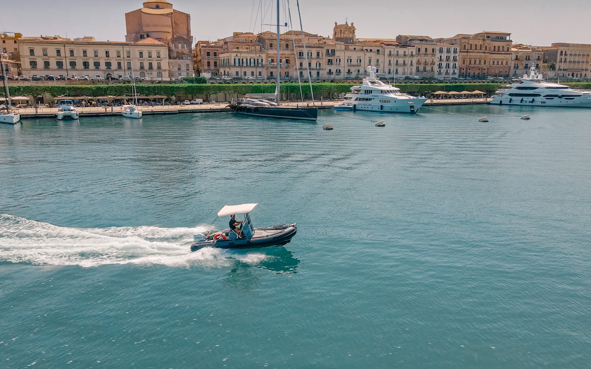 Azmarine - Noleggio gommoni e barche a Siracusa. Rent a boat in Syracuse