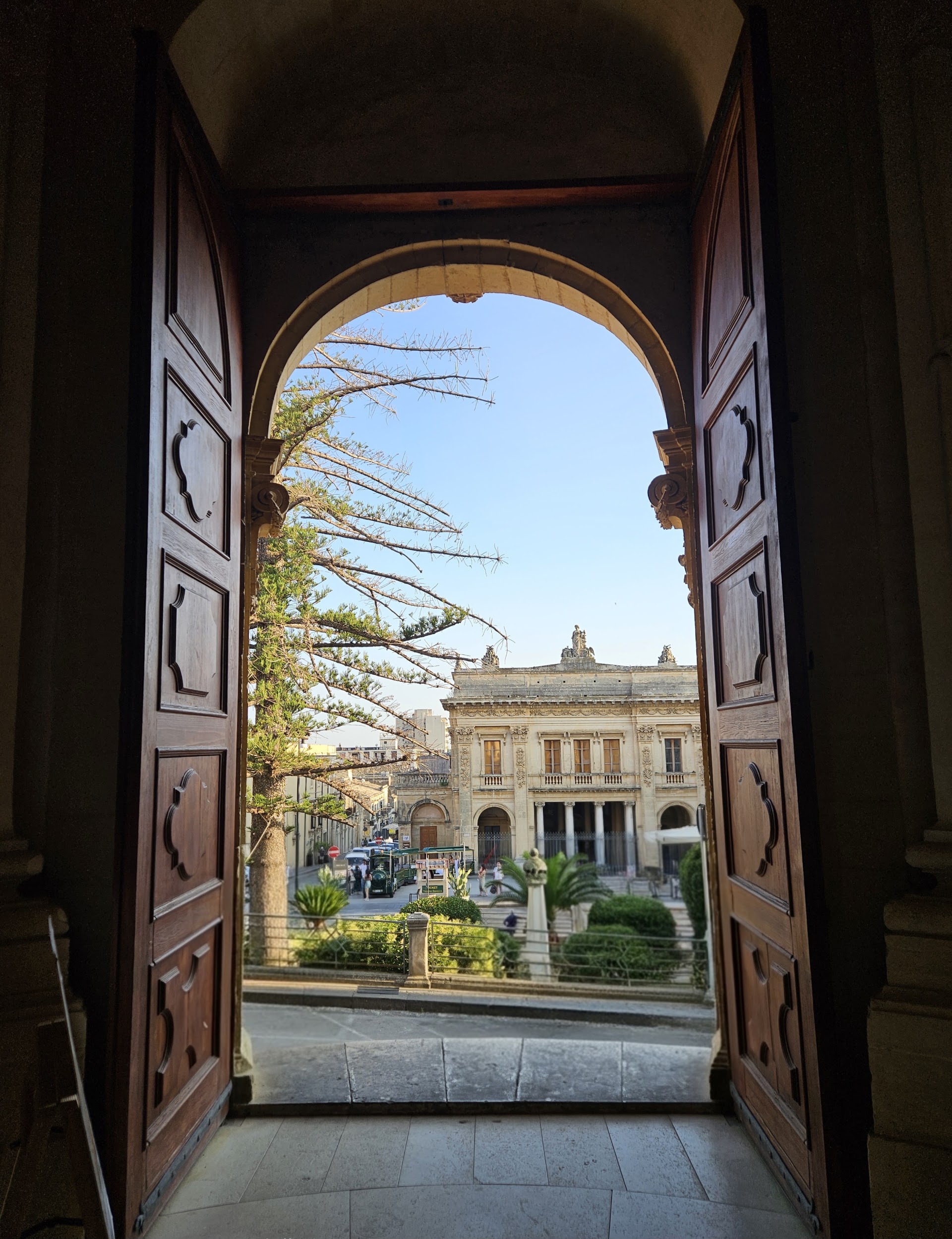FLY SICILIA - Taxi a Noto, NCC a Noto, transfer aeroporto, transfer porto