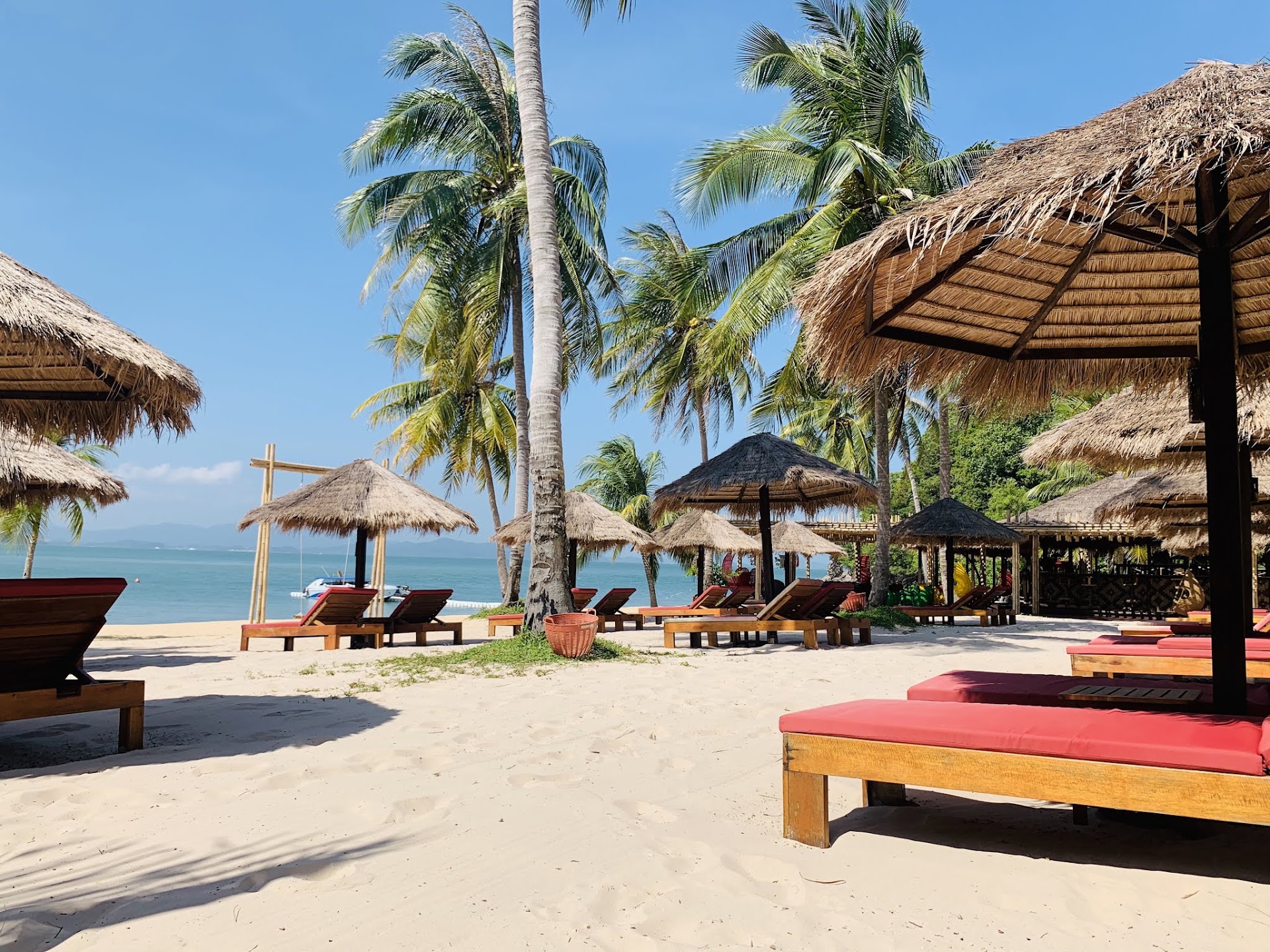Beach Club & Bali Beds in Klong Son