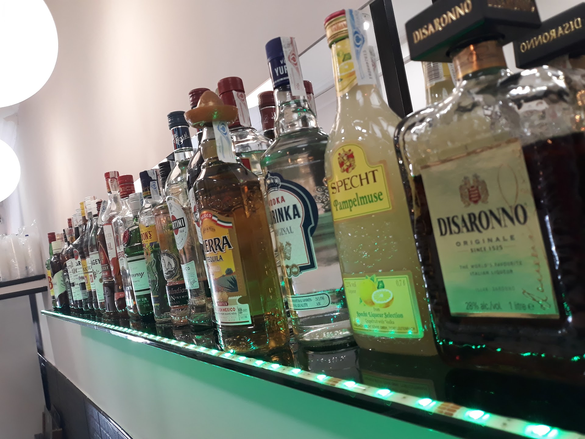 El Bar de las Chicas copas café’s