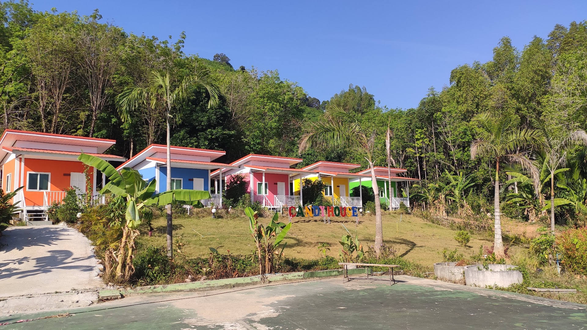 Beach Club & Bali Beds in Manoh Pier