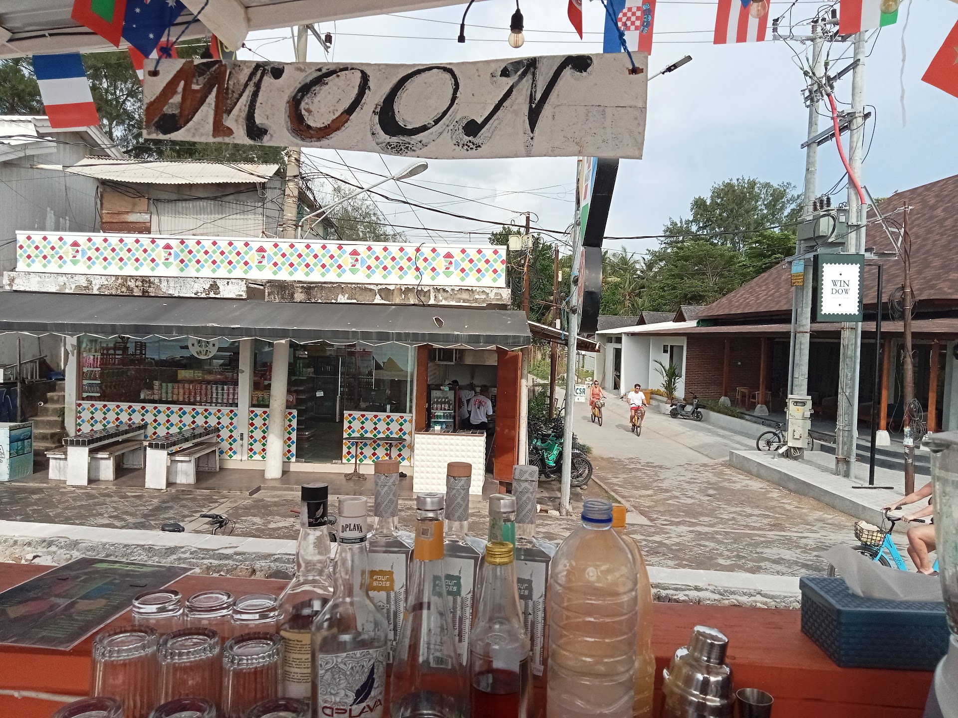 MOON BAR