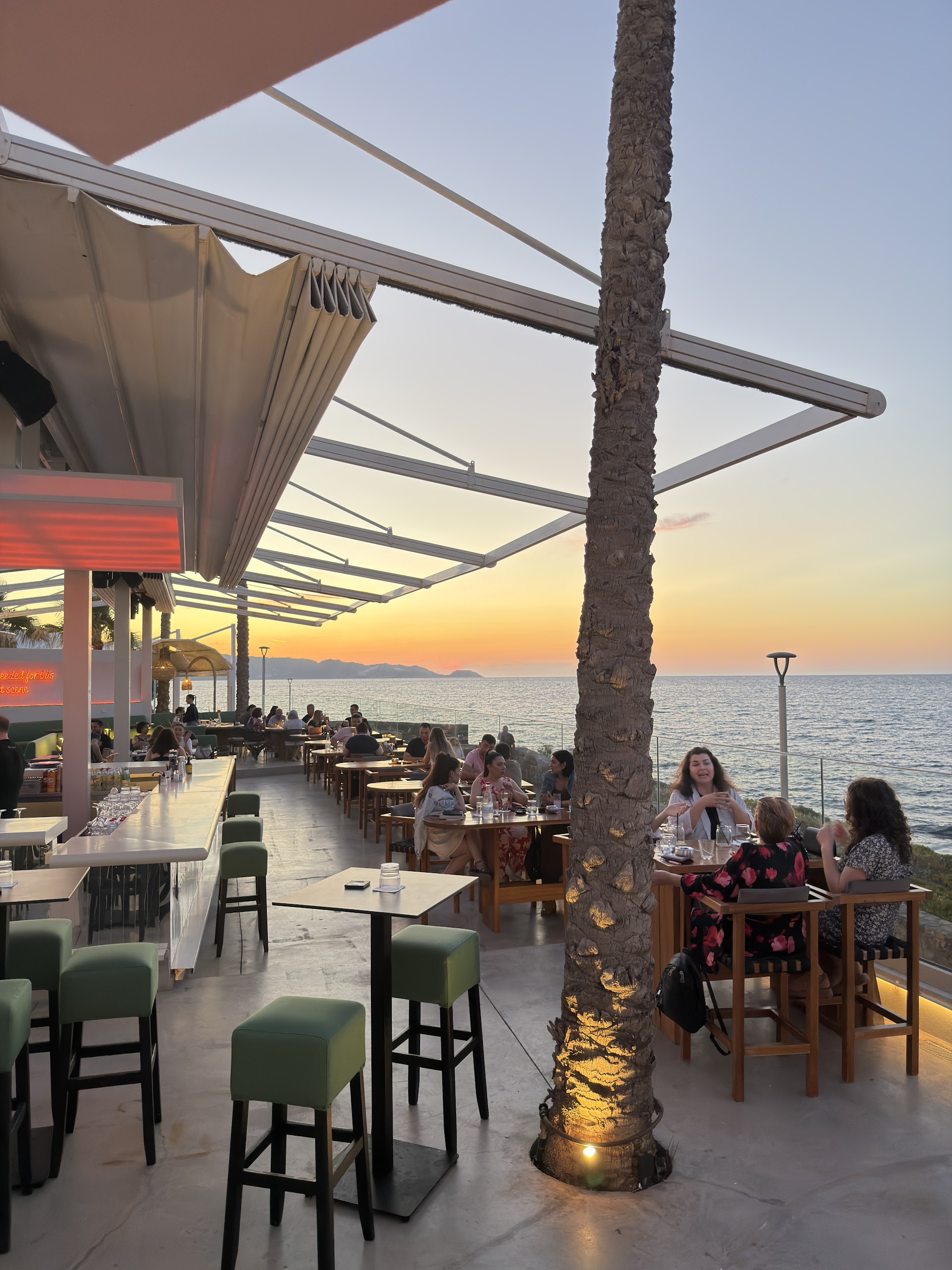 THERINÓ Seaside Bar & Dining