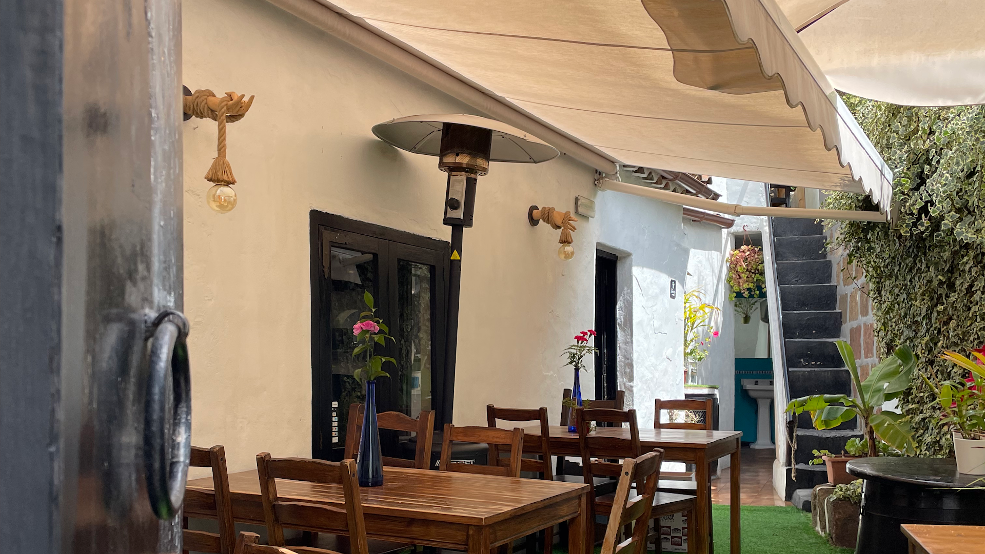 La Abadía Gastrobar & Lounge