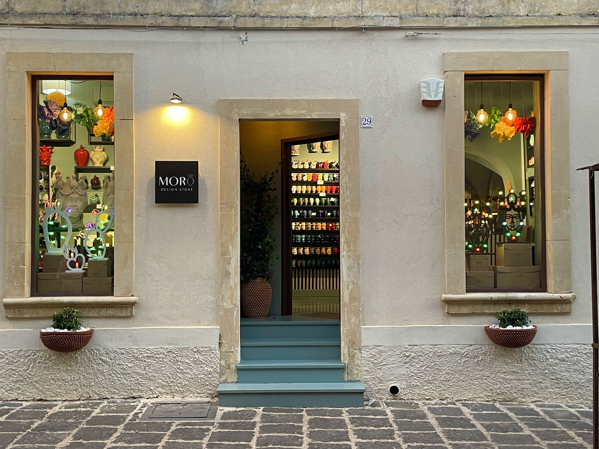 Moro Design Store Noto, Ceramiche Artistiche #Ceramics #Ceramiche di Design #Interior Design #Pop Art #Teste di Moro #Pigne