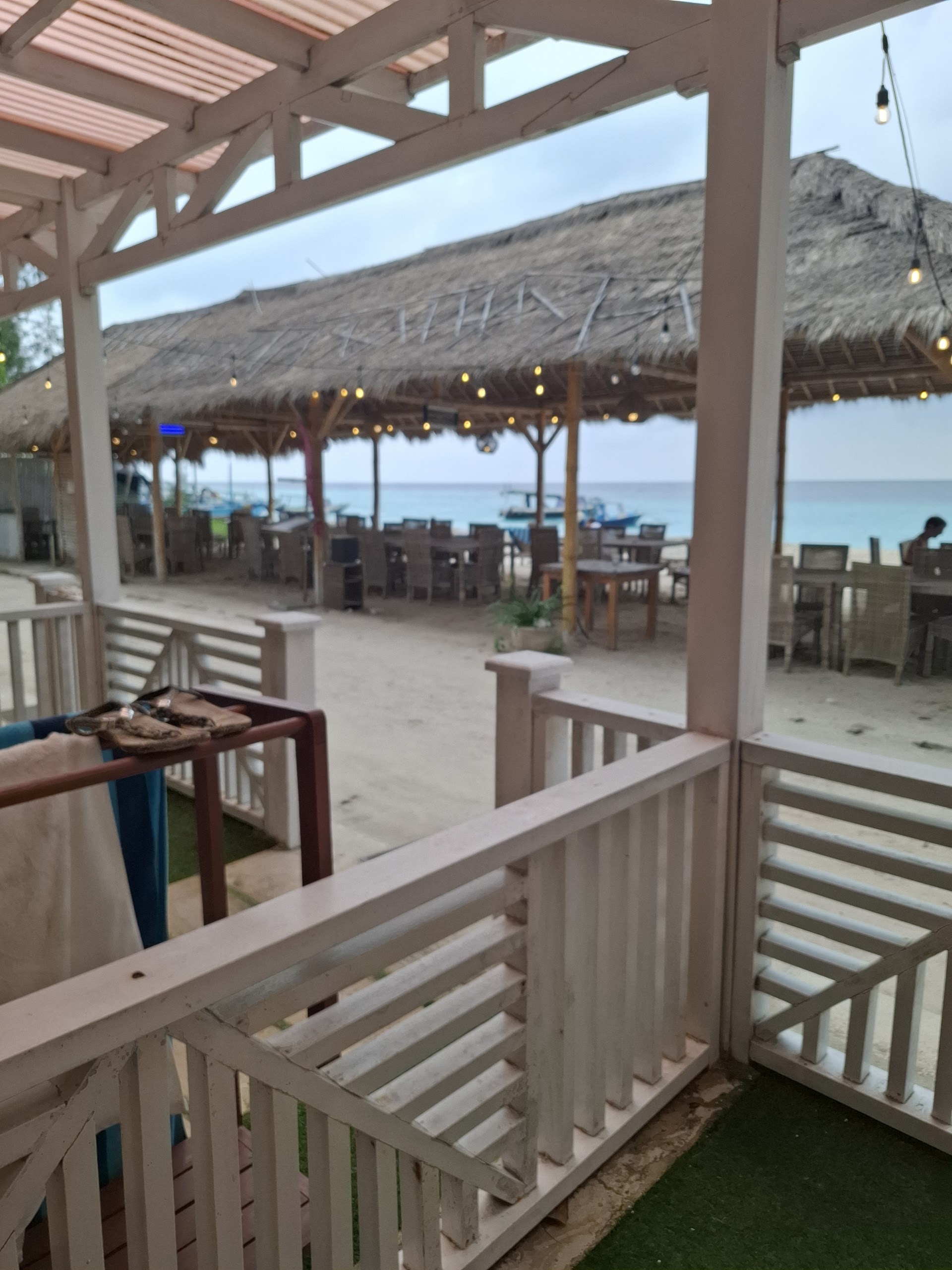 Mojo Beach Bar & Cafe