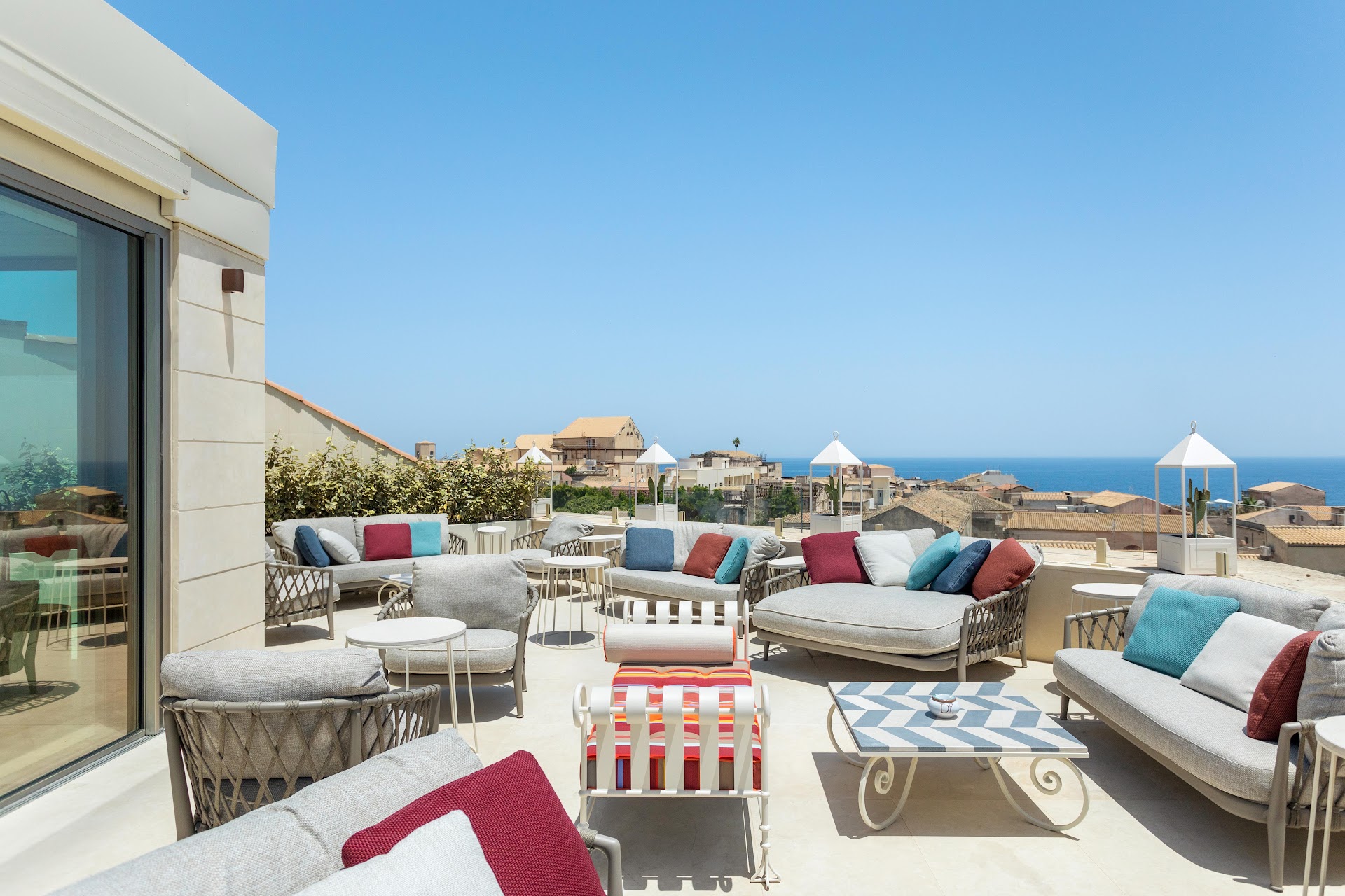 Clou Lounge Bar & Restaurant