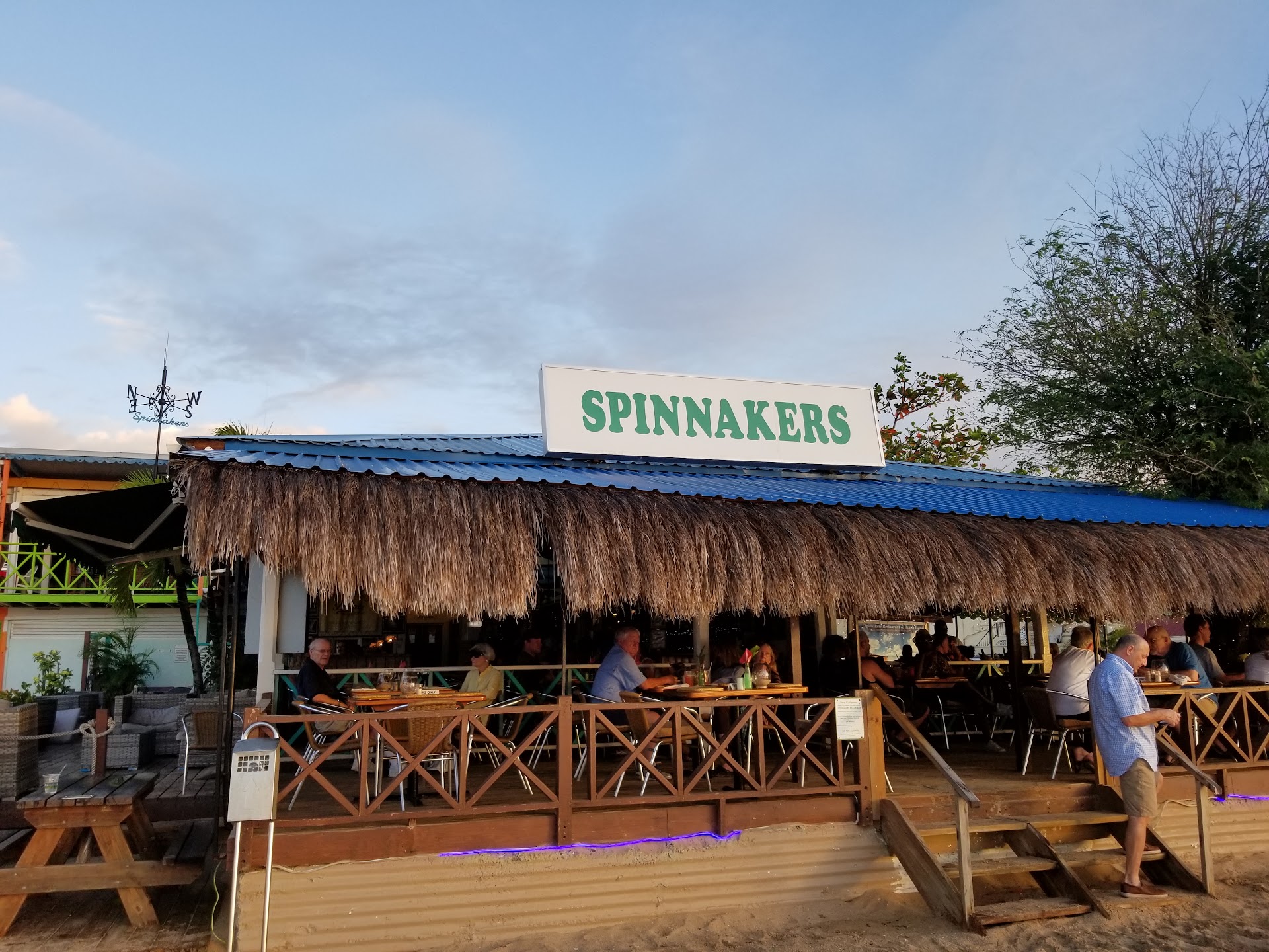 Spinnakers Beach Bar And Carvery