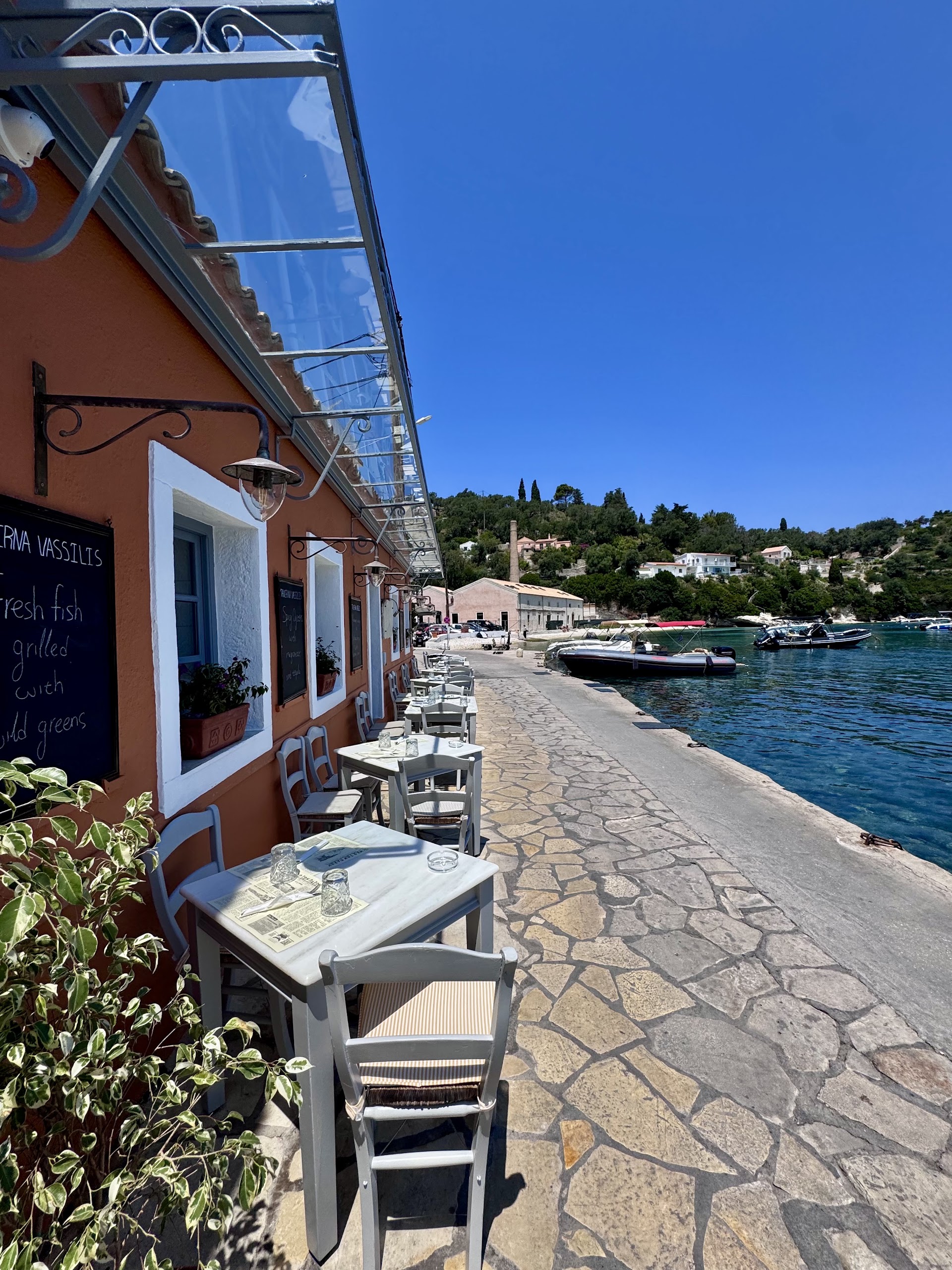 Ταβέρνα Βασίλης, Λογγός Παξοί