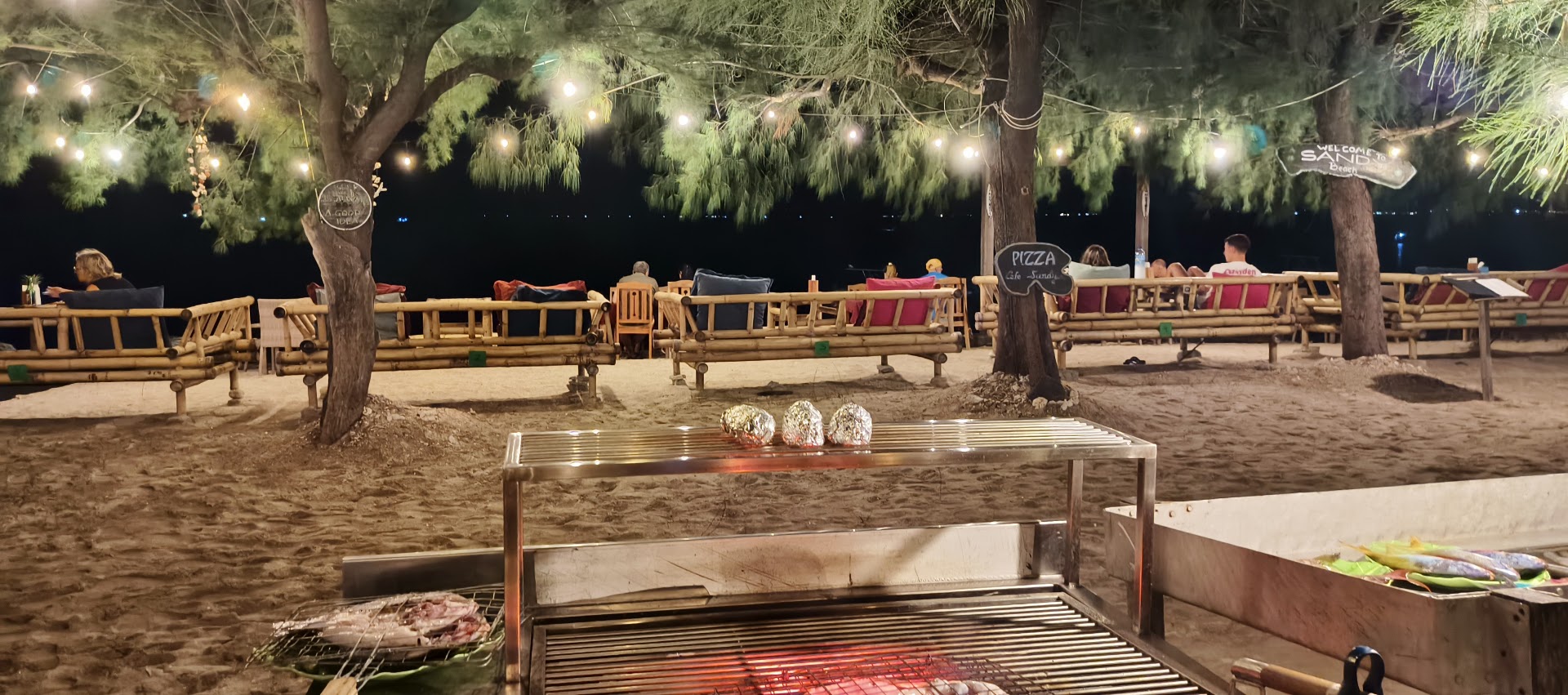 Sandy Beach Bar & BBQ
