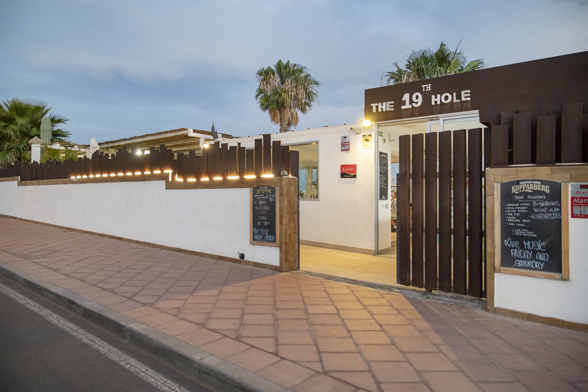 Bar The 19Th Hole