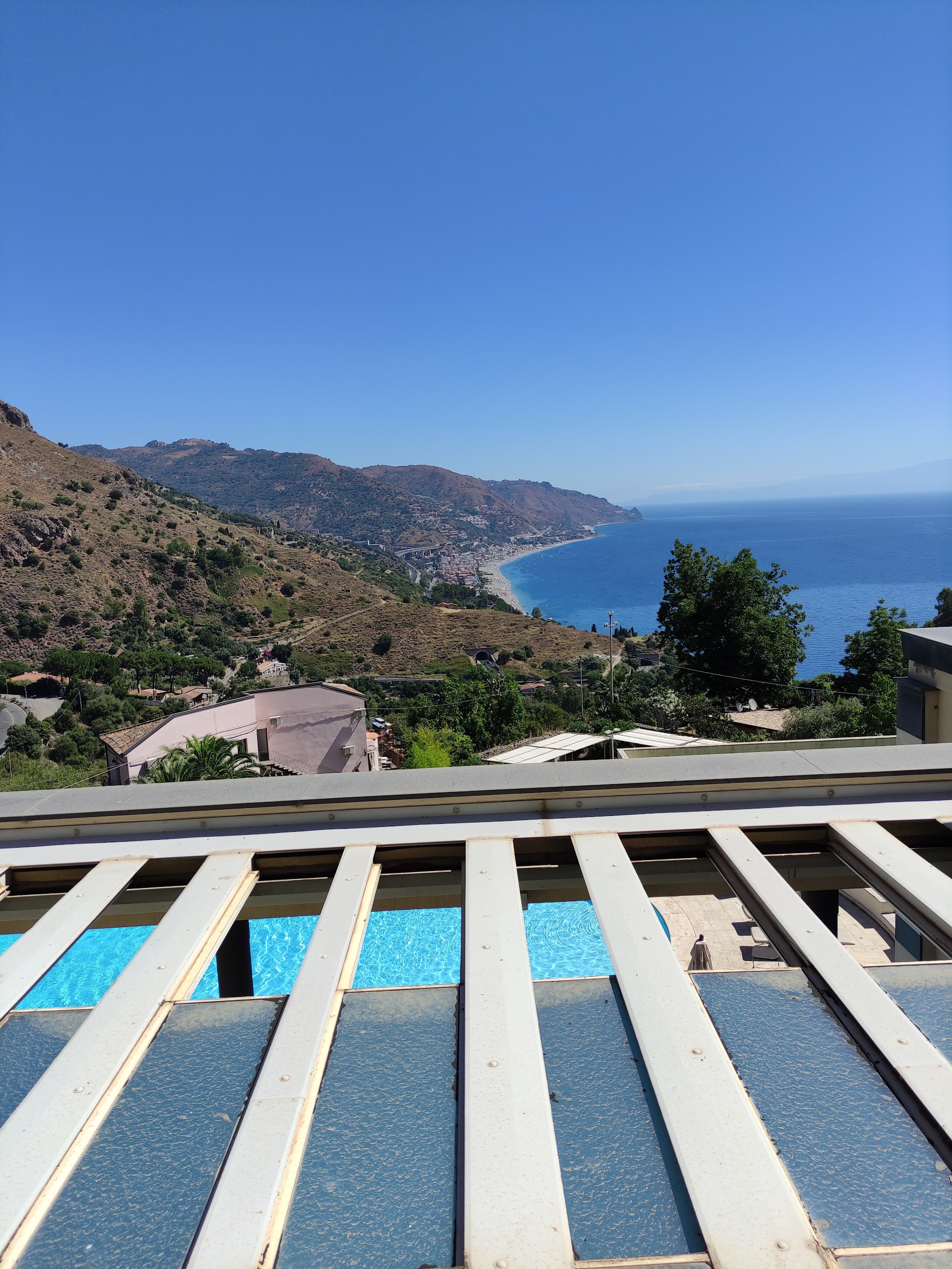 Beautiful Apartment in the centre of Taormina, Panoramic Pool & Garage.