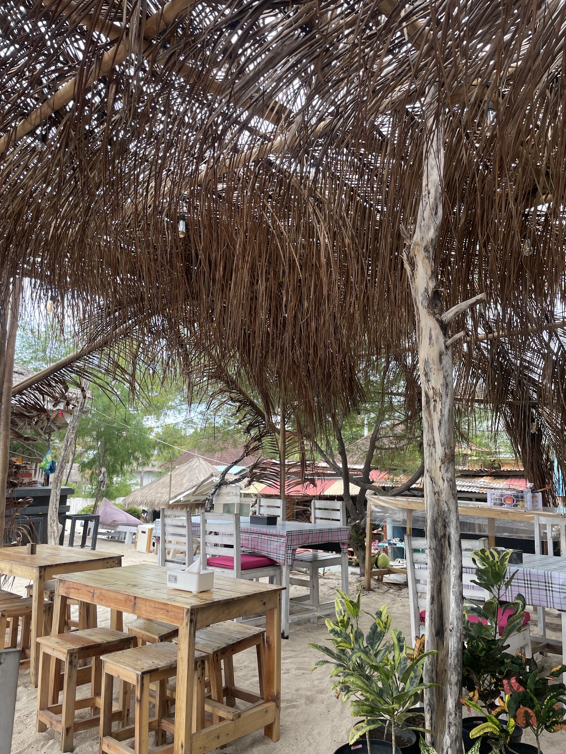 The Wave Bar & Grill