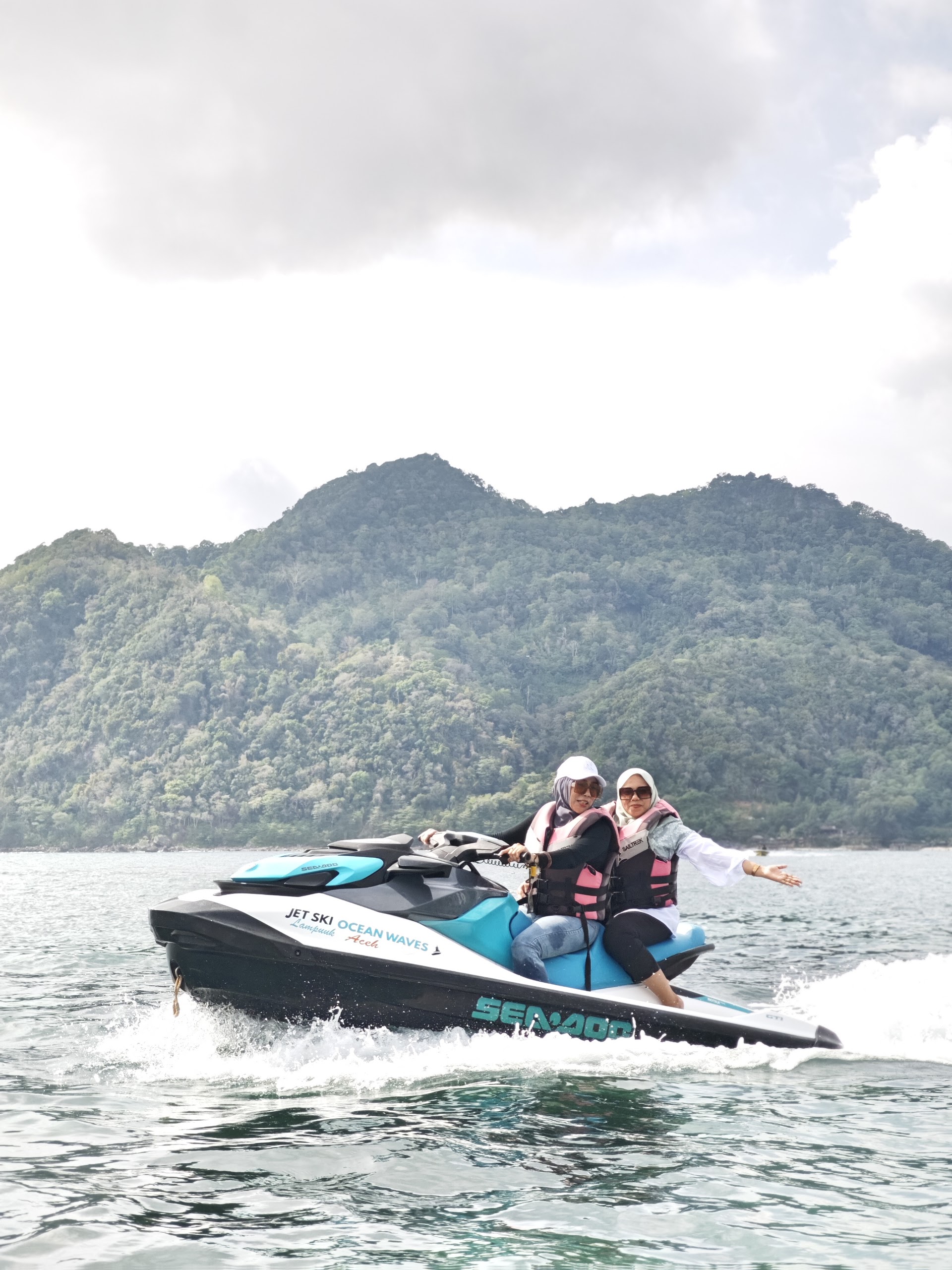 Jetski ocean waves lampuuk