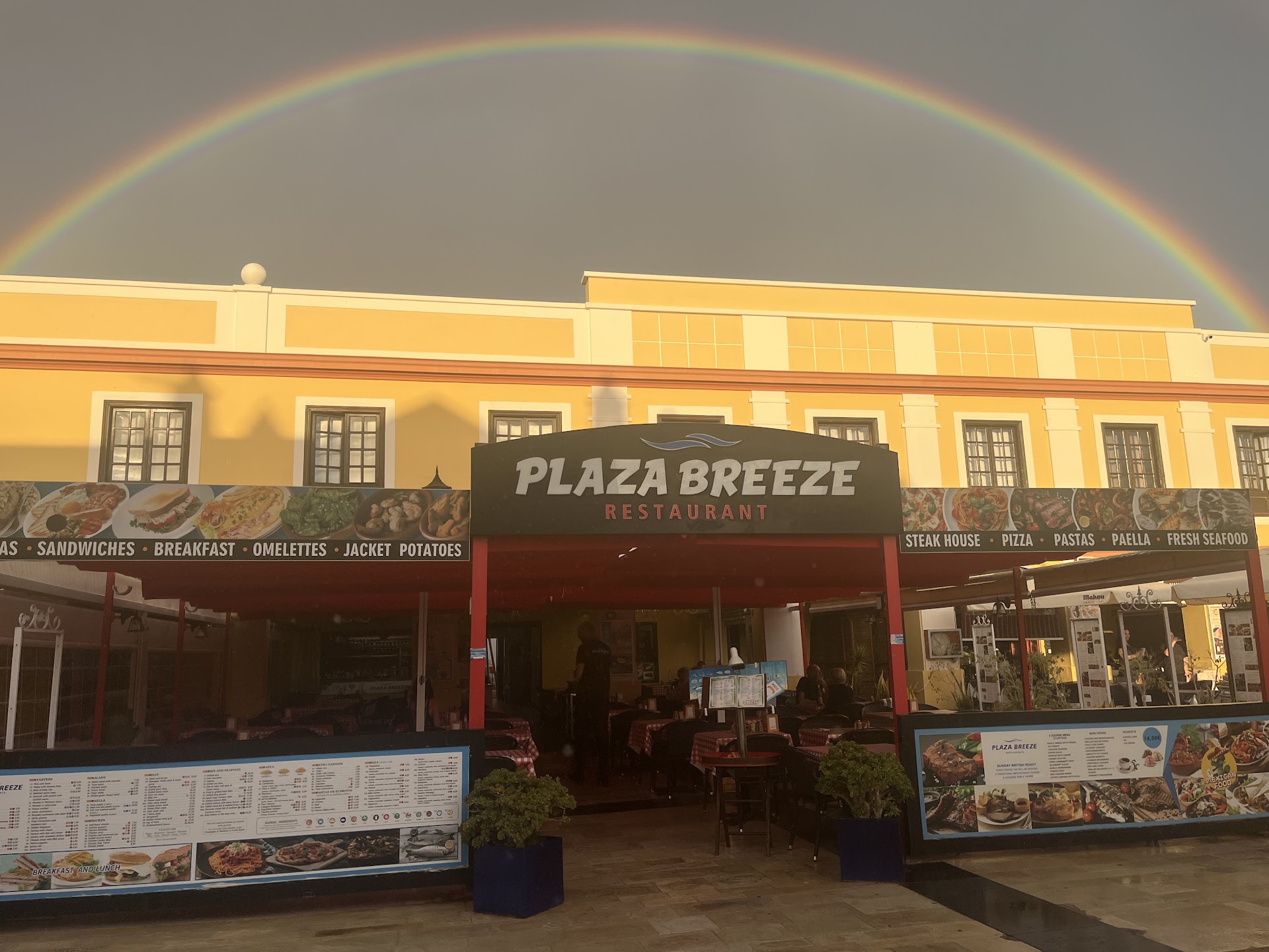 Plaza Breeze