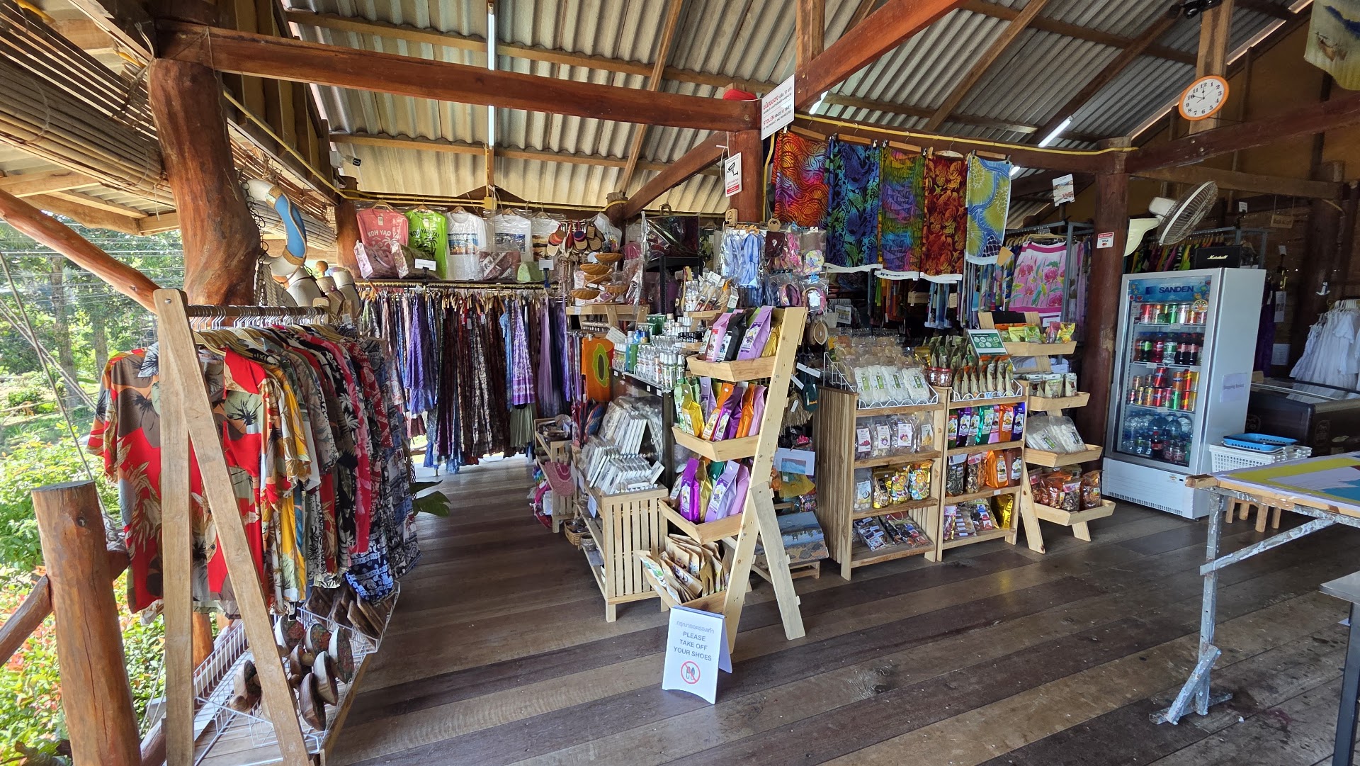 Supermarkets & Groceries in Manoh Pier