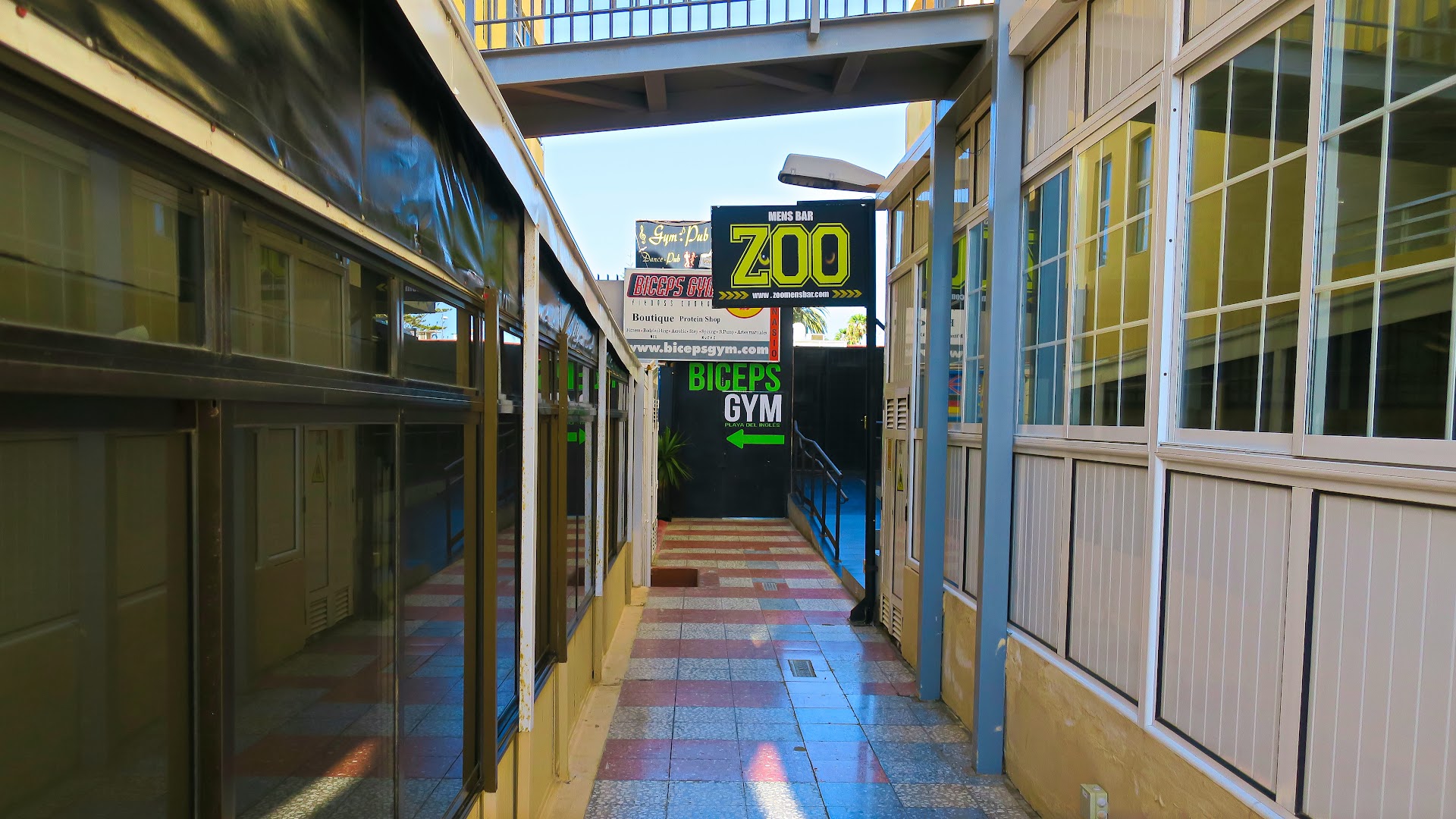 Zoo Mens Bar